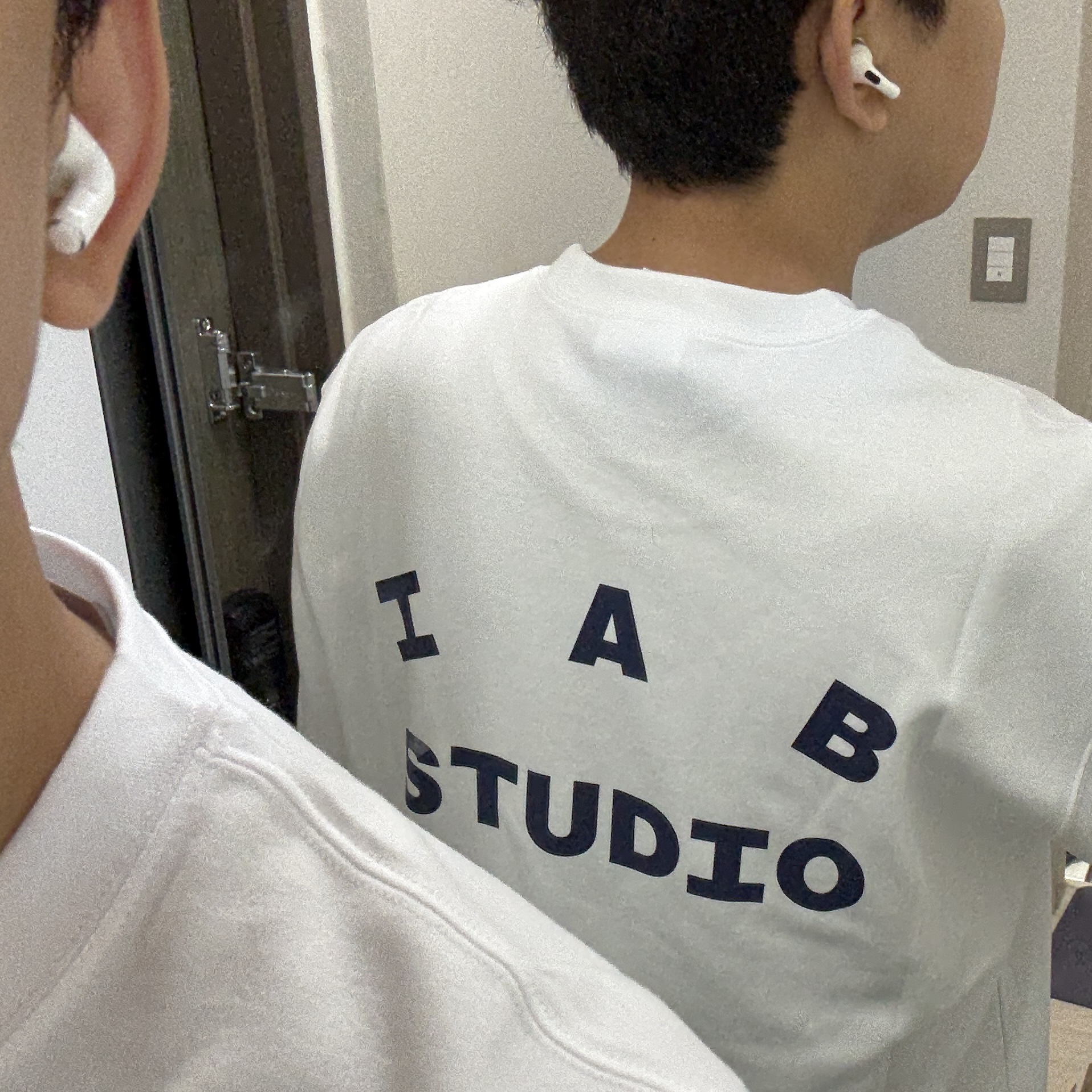 IAB Studio T-Shirt White Navy 착용 스타일 - 1