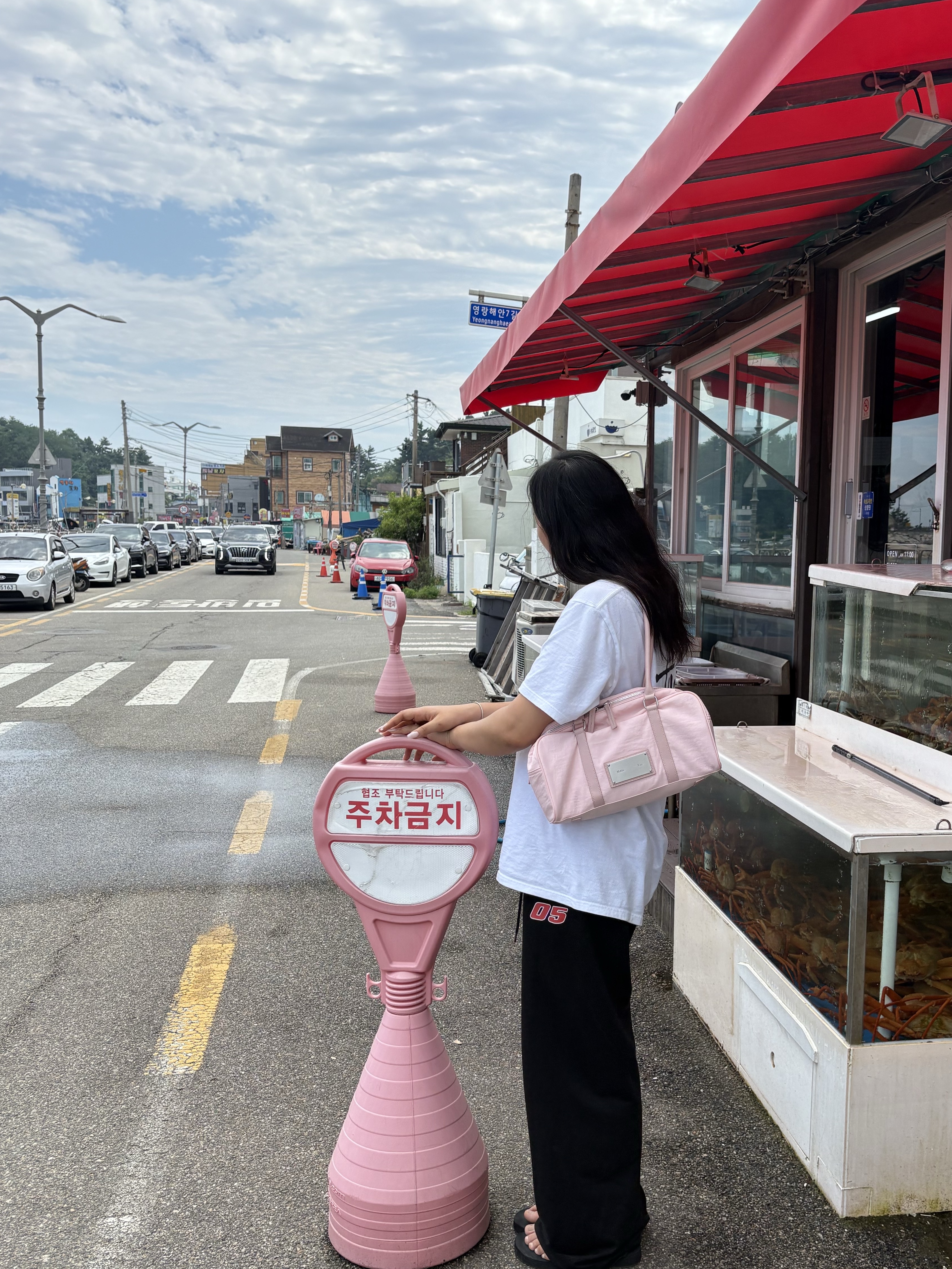 Matin Kim Sporty Tote Bag in Light Pink, Stussy Basic Stussy T-Shirt White 2024, 2025 착용 스타일 - 2