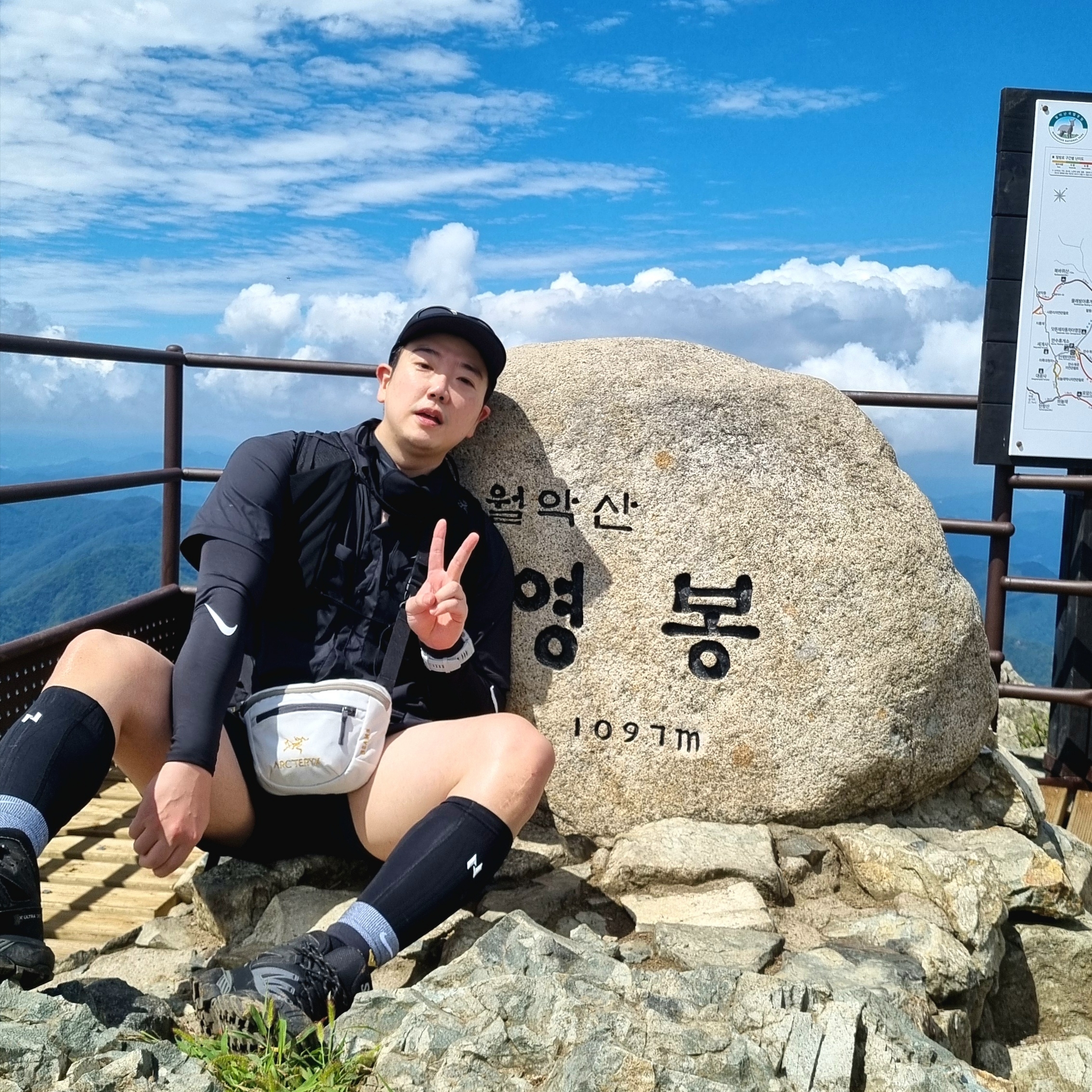 Salomon X Ultra 360 Mid GTX Black Magnet, Arc'teryx x Beams Mantis 1 Waistpack White 착용 스타일 - 1
