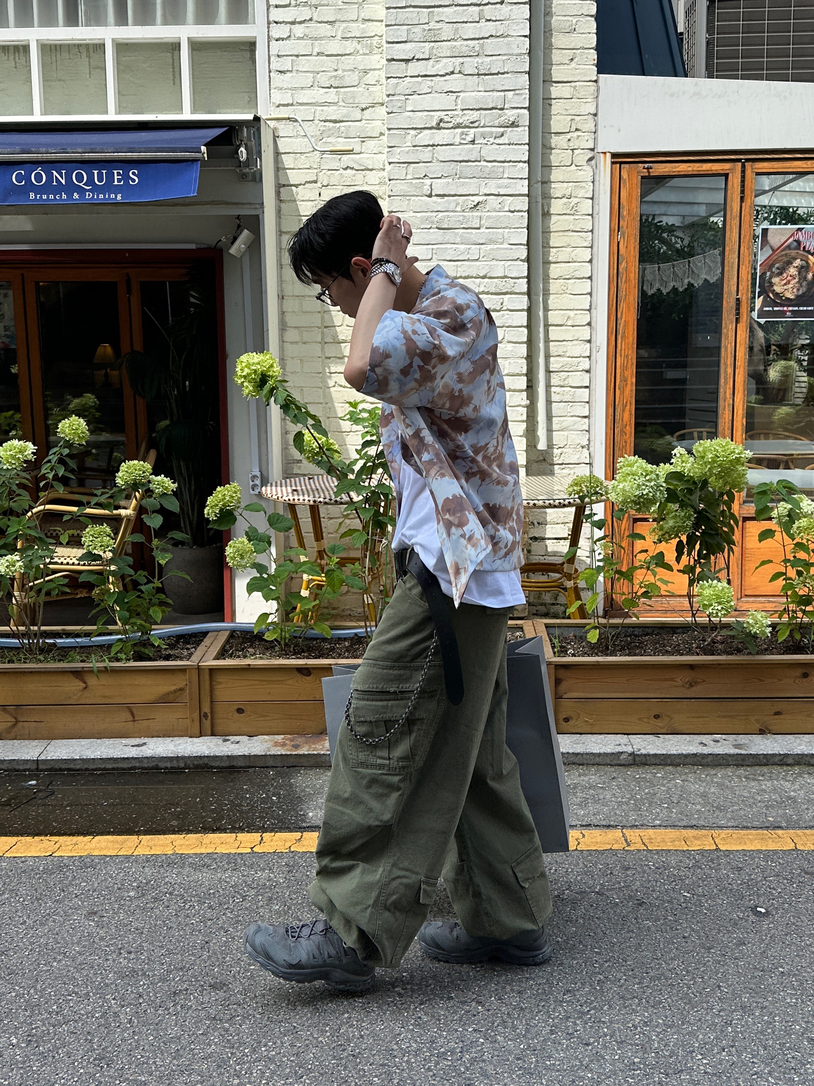 Nonnod Double Pocket Cargo Pants Vintage khaki, Balenciaga Basketball Sneakers Silver Black 착용 스타일 - 3