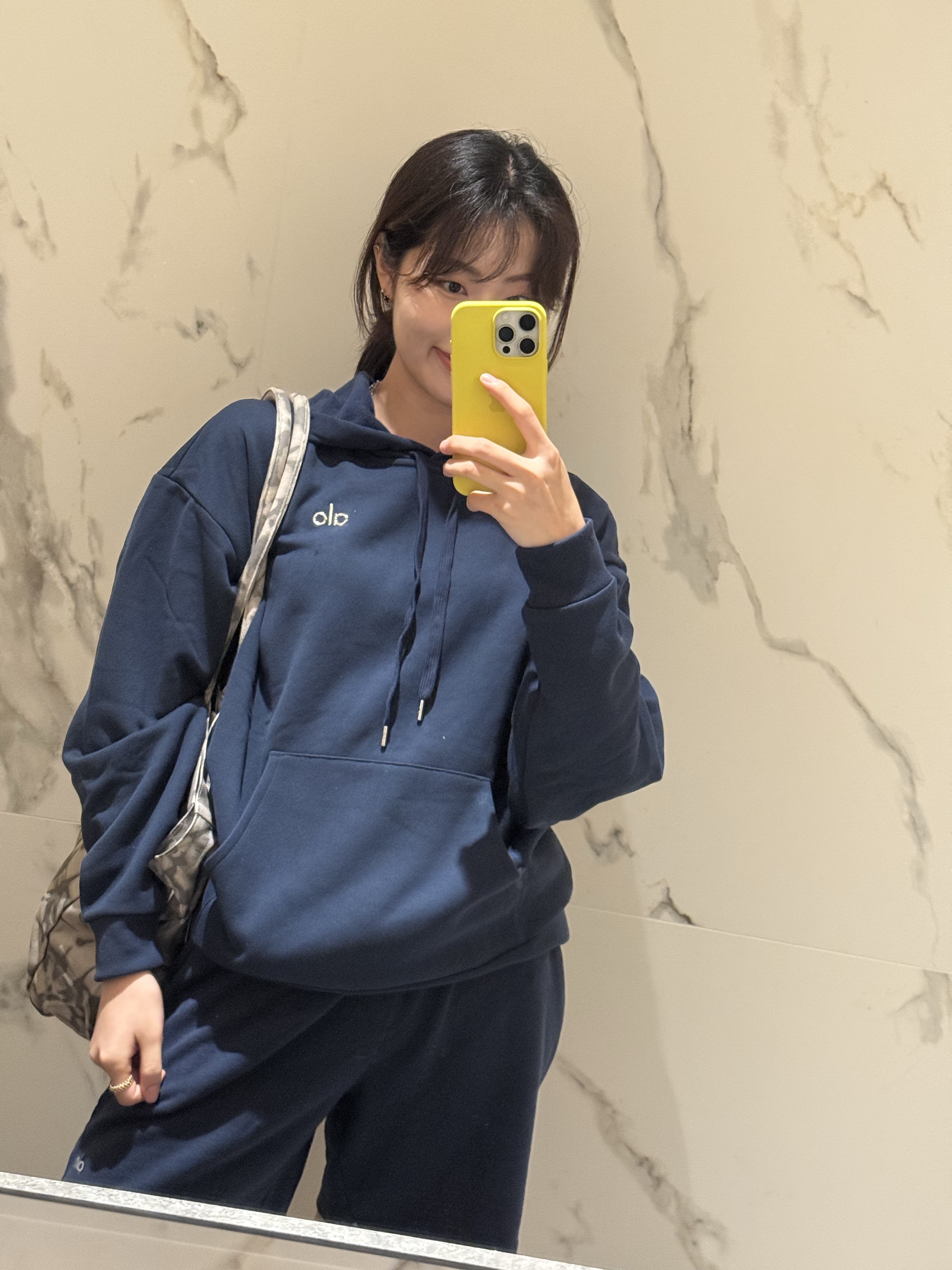 Alo Yoga Iconic Shopper Tote Bag Grey Tiedye, (W) Alo Yoga Accolade Hoodie Navy 착용 스타일 - 2