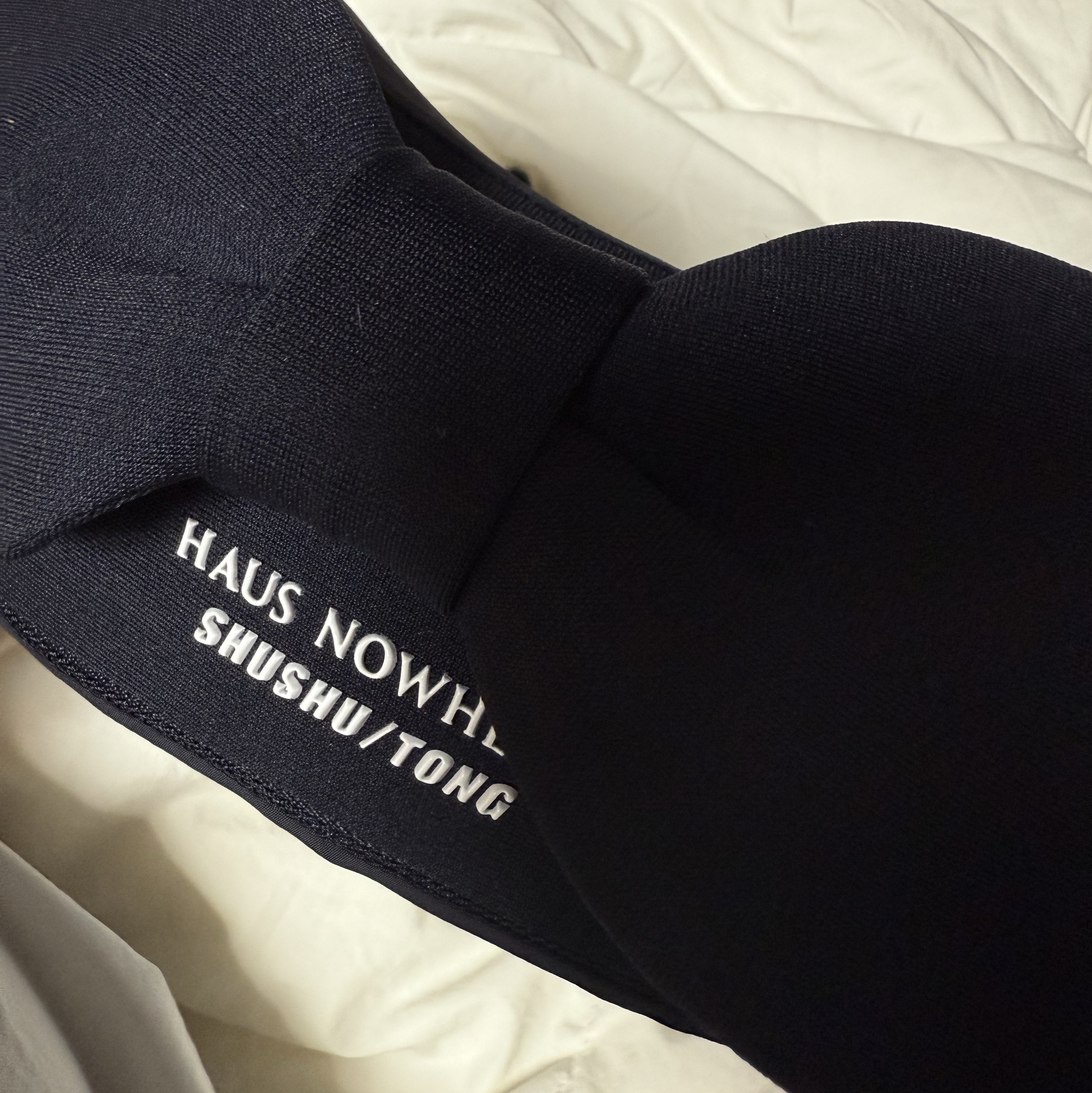 Haus Nowhere x Shushu/Tong Ribbon Neck Pillow 1 Navy Blue 착용 스타일