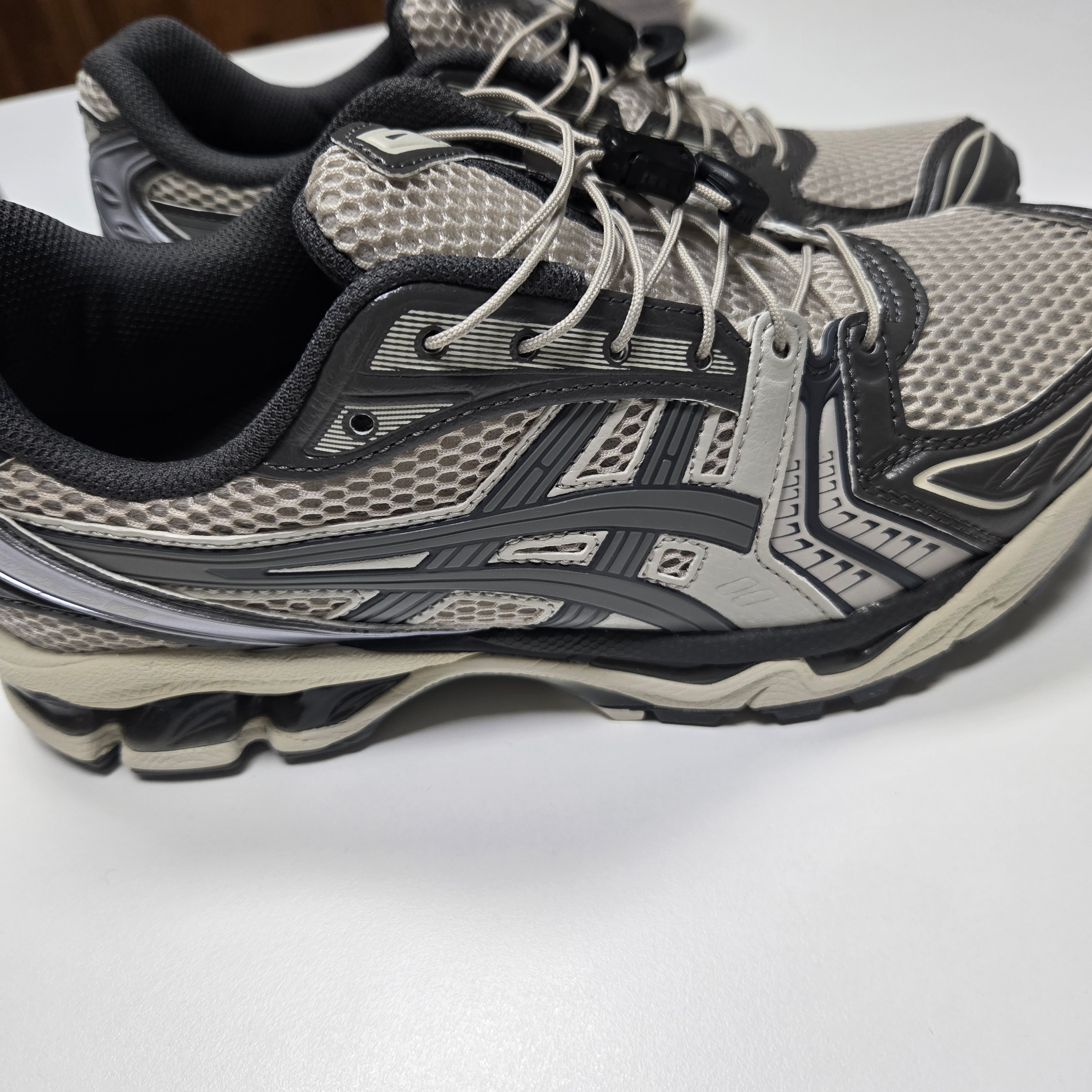 Asics Unlimited Gel-Kayano 14 Oyster Grey Clay Grey 착용 스타일 - 4