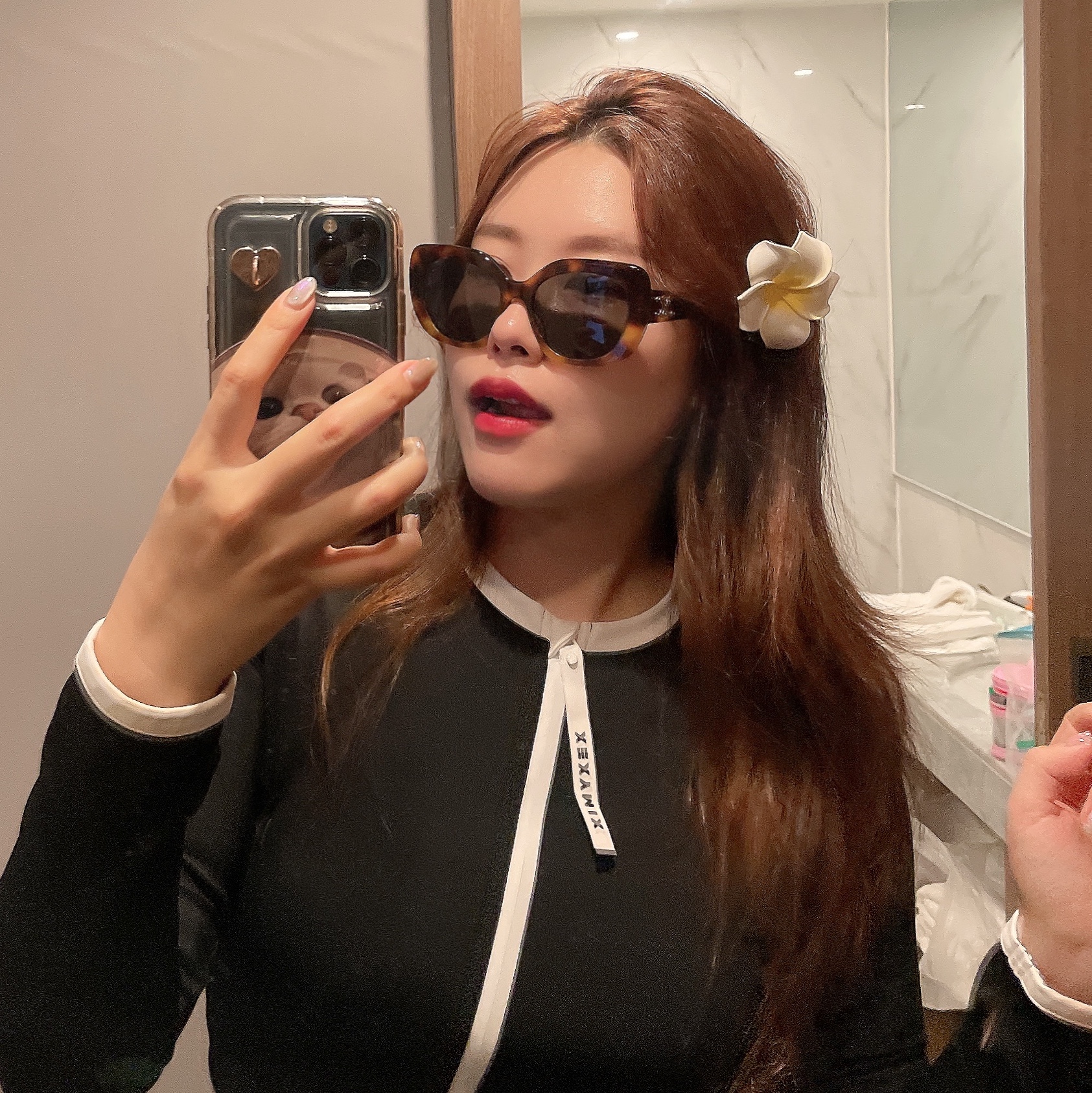 (W) Celine Triomphe Butterfly Sunglasses in Acetate Shiny Gradient Havana Smoke 착용 스타일 - 2