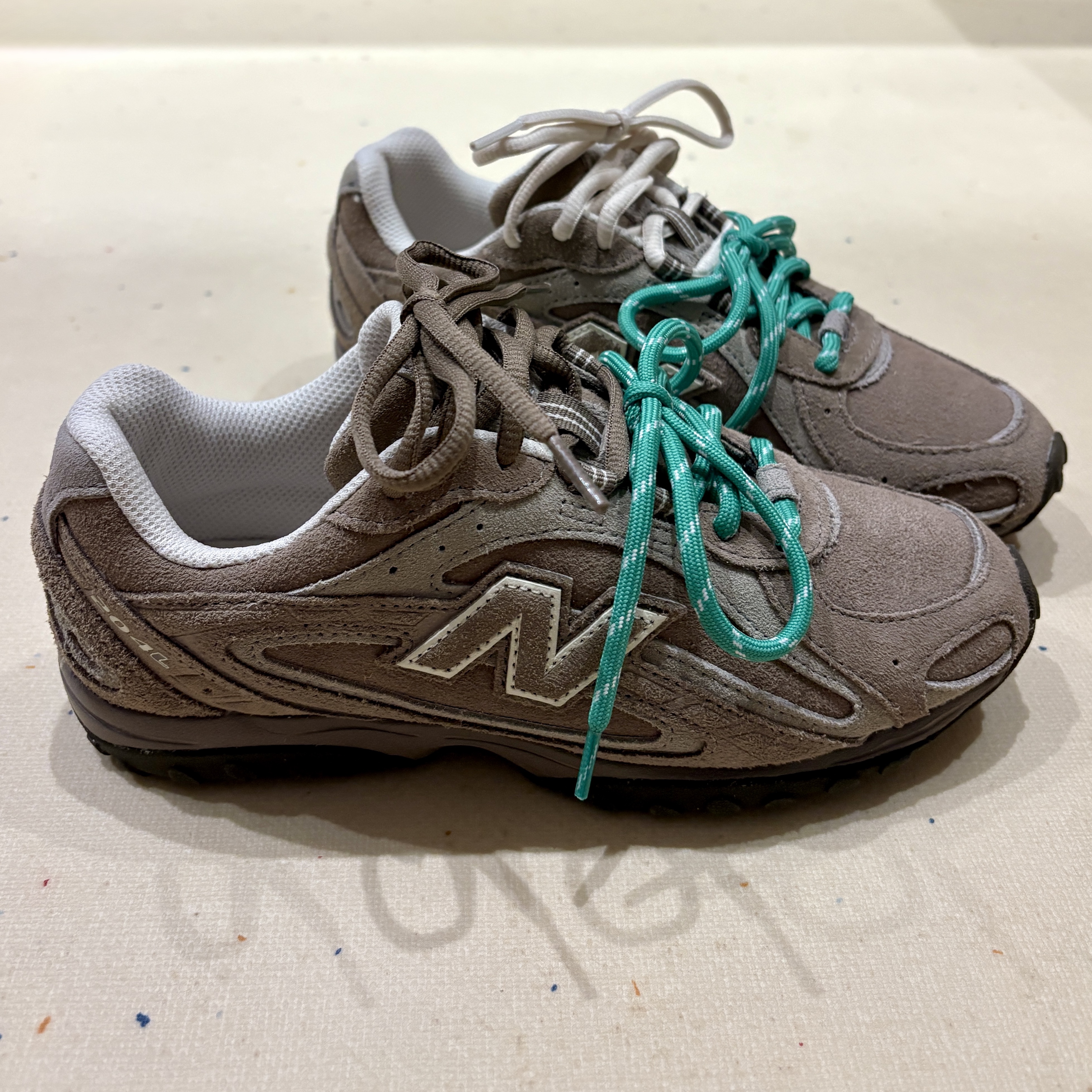 New Balance 204L Suede Mushroom Arid Stone 착용 스타일 - 1