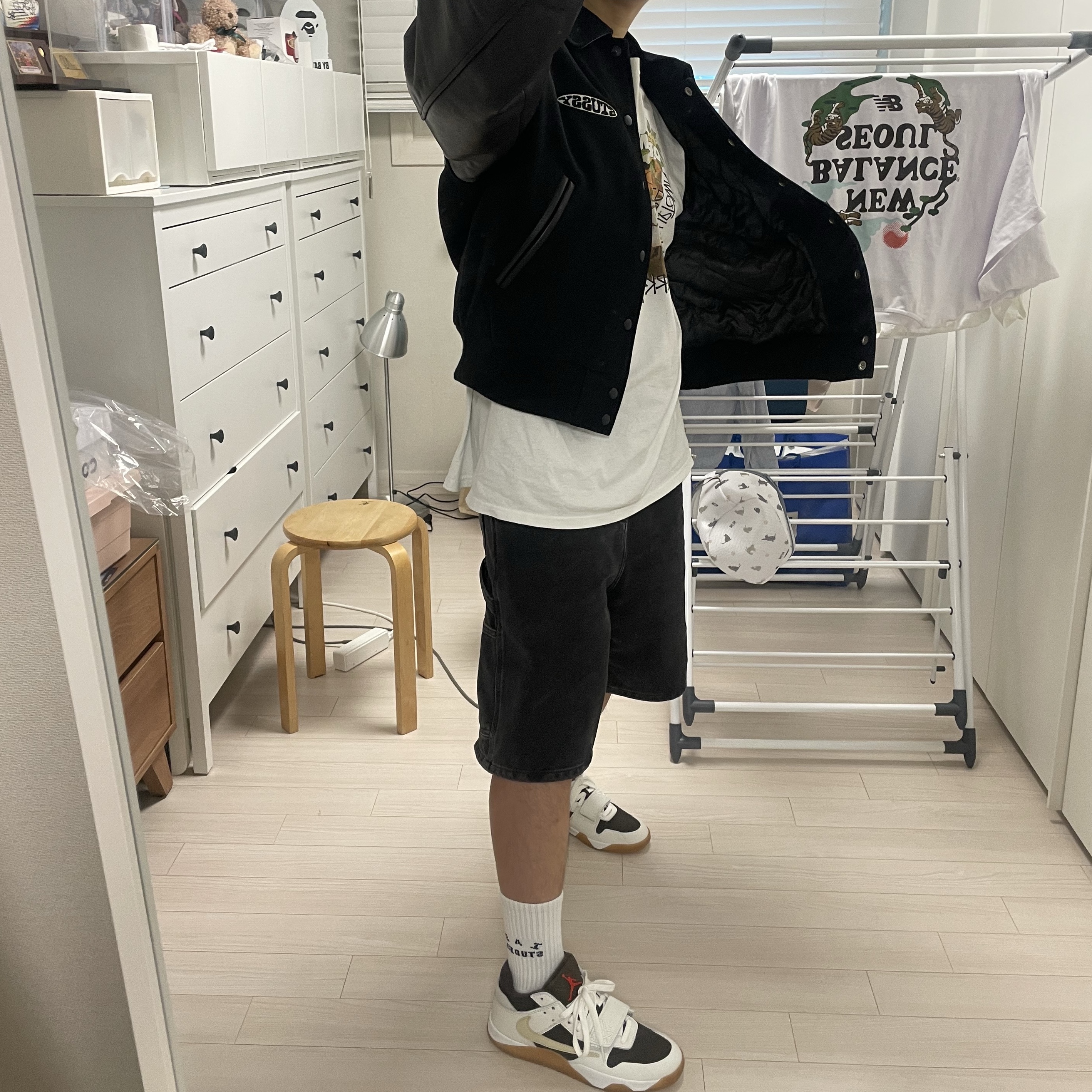 Stussy Globe Varsity Jacket Black 착용 스타일 - 3