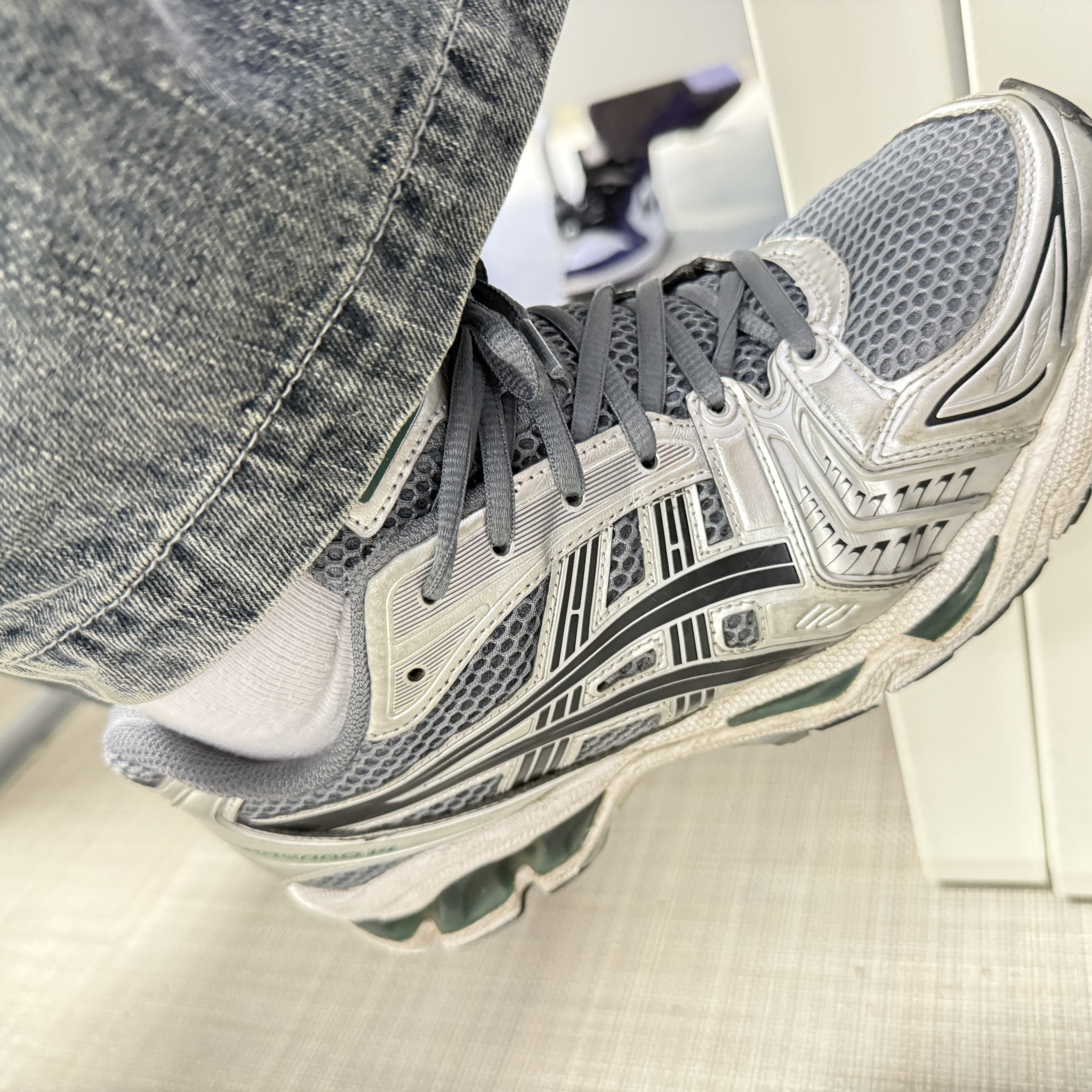 Asics Unlimited Gel-Kayano 14 Carrier Grey Black 착용 스타일