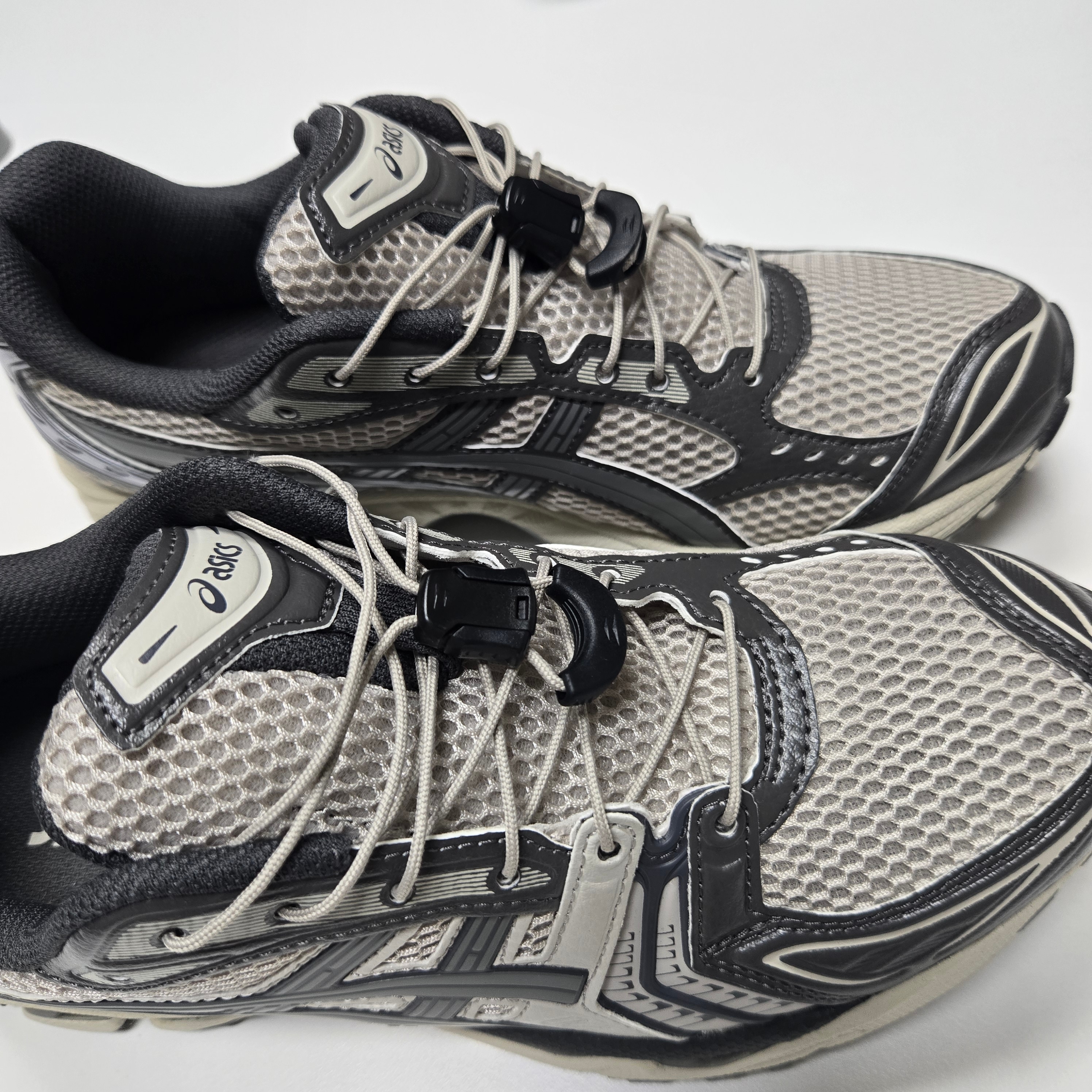 Asics Unlimited Gel-Kayano 14 Oyster Grey Clay Grey 착용 스타일 - 3