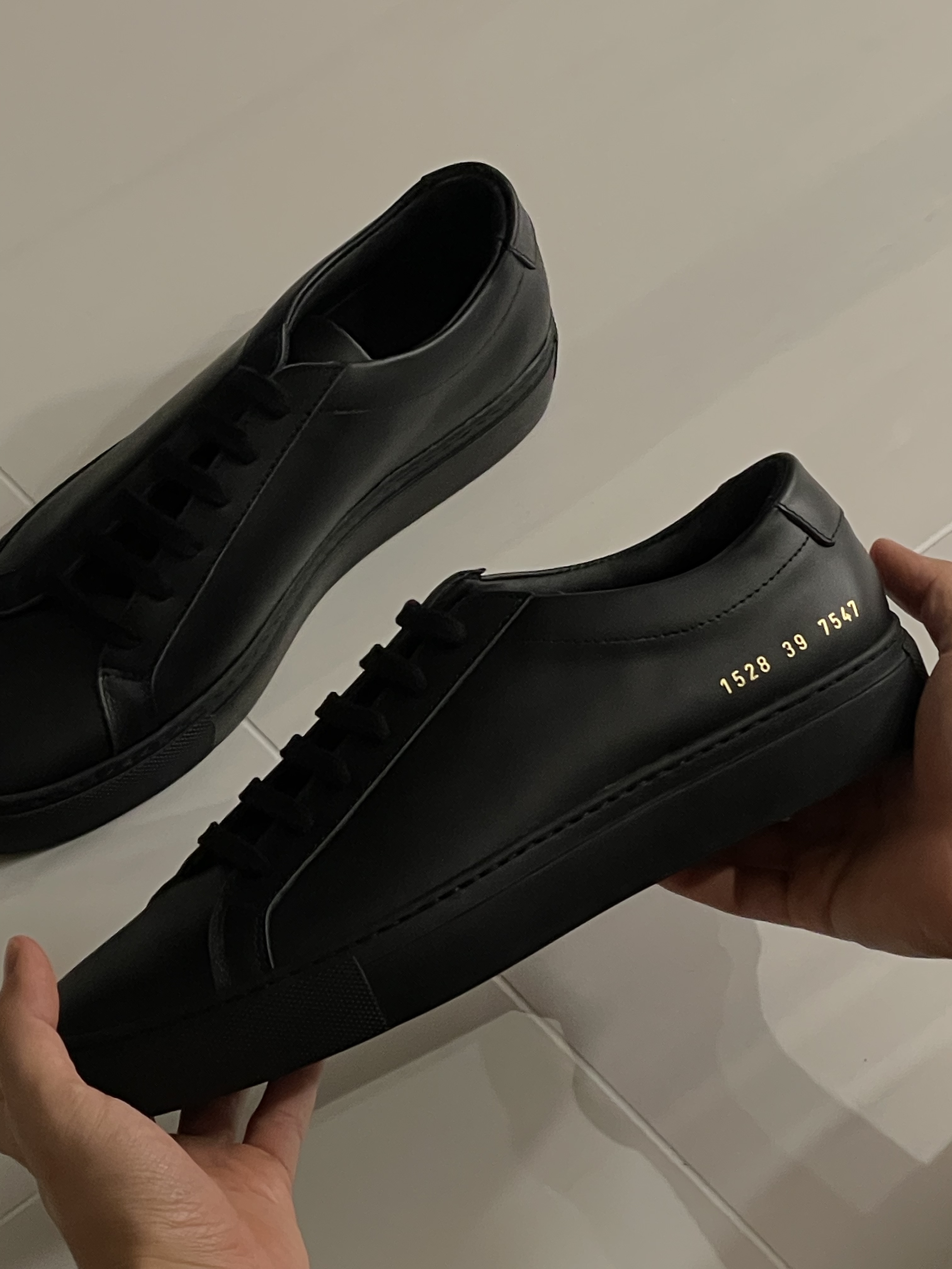 Common Projects Original Achilles Low Black, Kapital 20 Jersey Pennant T-Shirt 3 Flags Black 착용 스타일 - 1