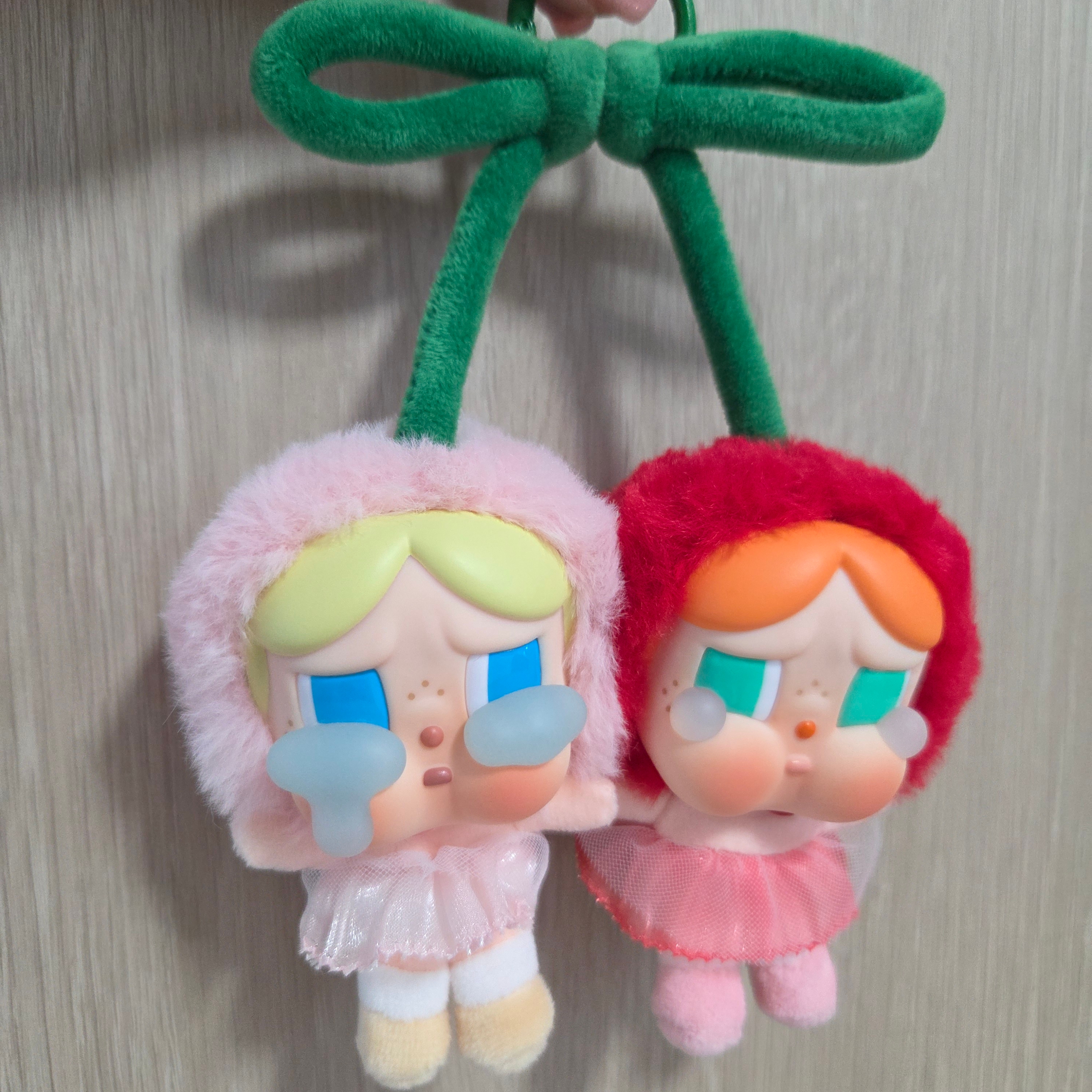 Pop Mart Crybaby Crying For Love Series Vinyl Plush 착용 스타일