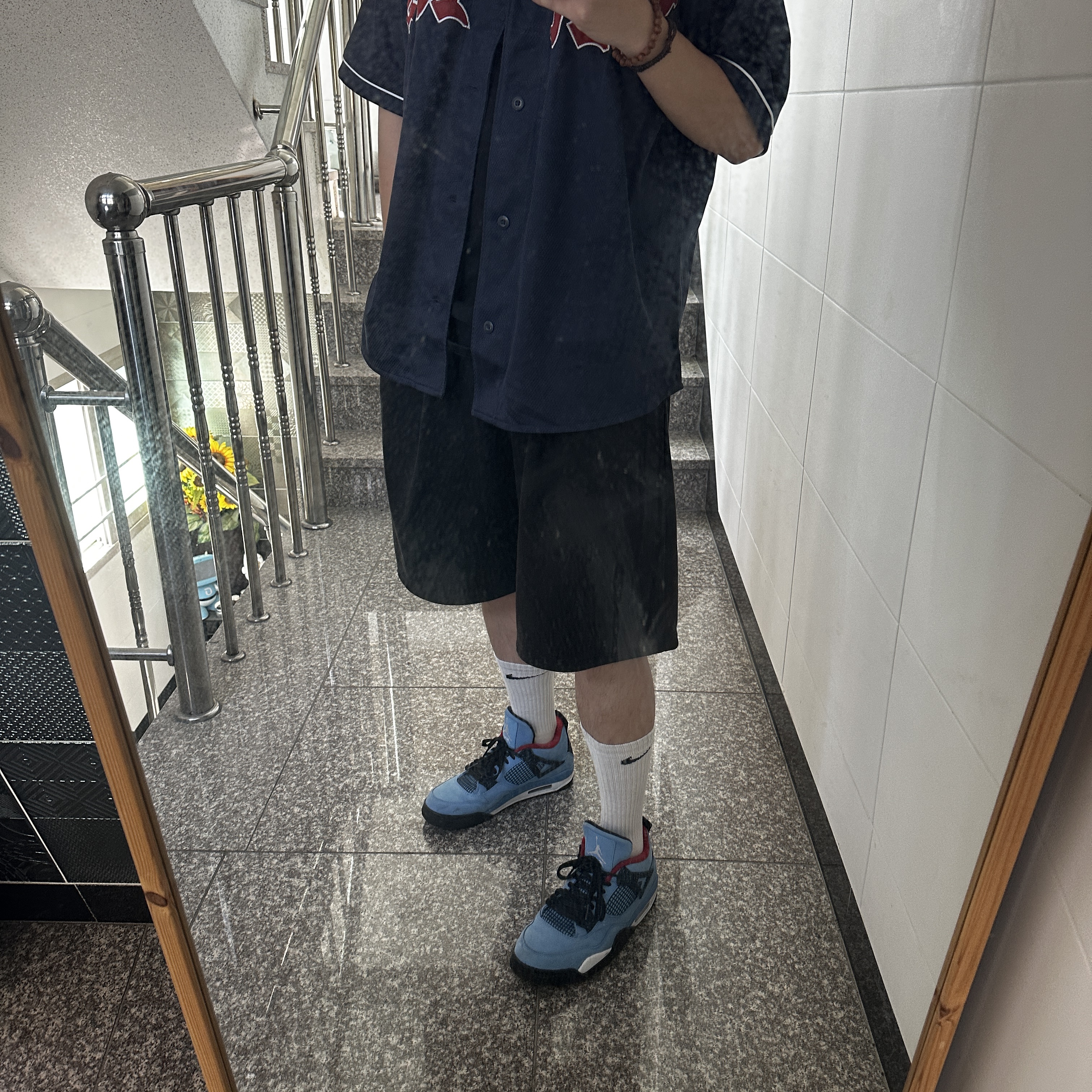 Jordan 4 x Travis Scott Retro Cactus Jack 착용 스타일