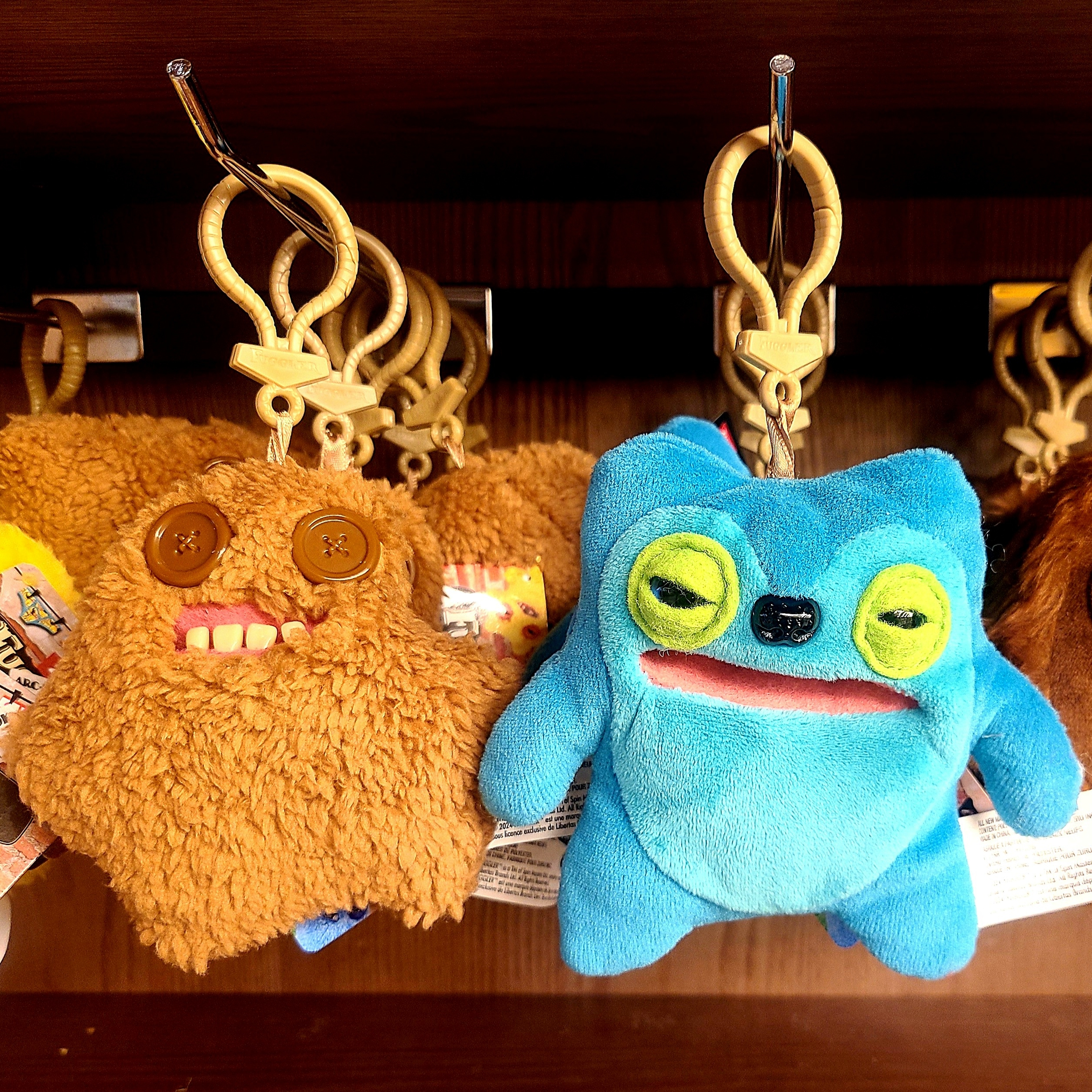 Fuggler Hedgy Grog Keyring Brown, Fuggler Reeko Grin Keyring Green 착용 스타일 - 3