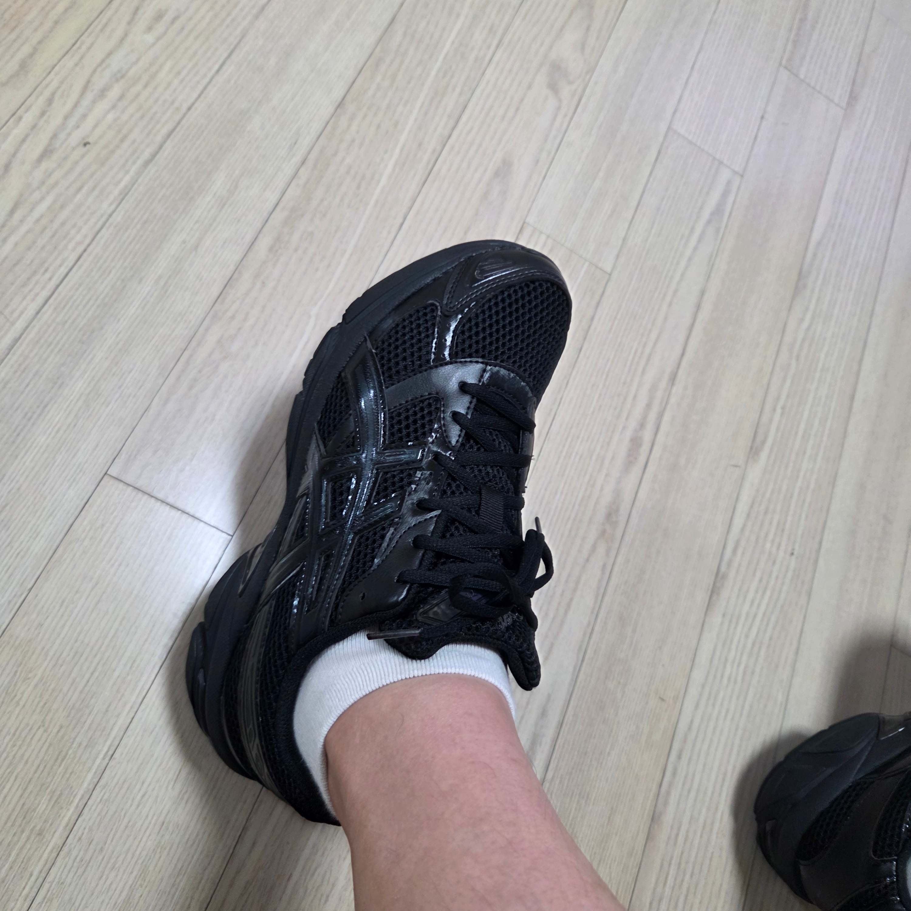 Asics Gel-1130 Black Graphite Grey 착용 스타일 - 2