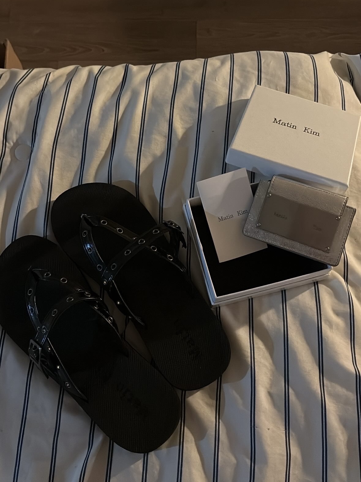 (W) Coach x Matin Kim Washed Oversized T-Shirt Charcoal, Matin Kim Accordion Wallet Silver 착용 스타일 - 2
