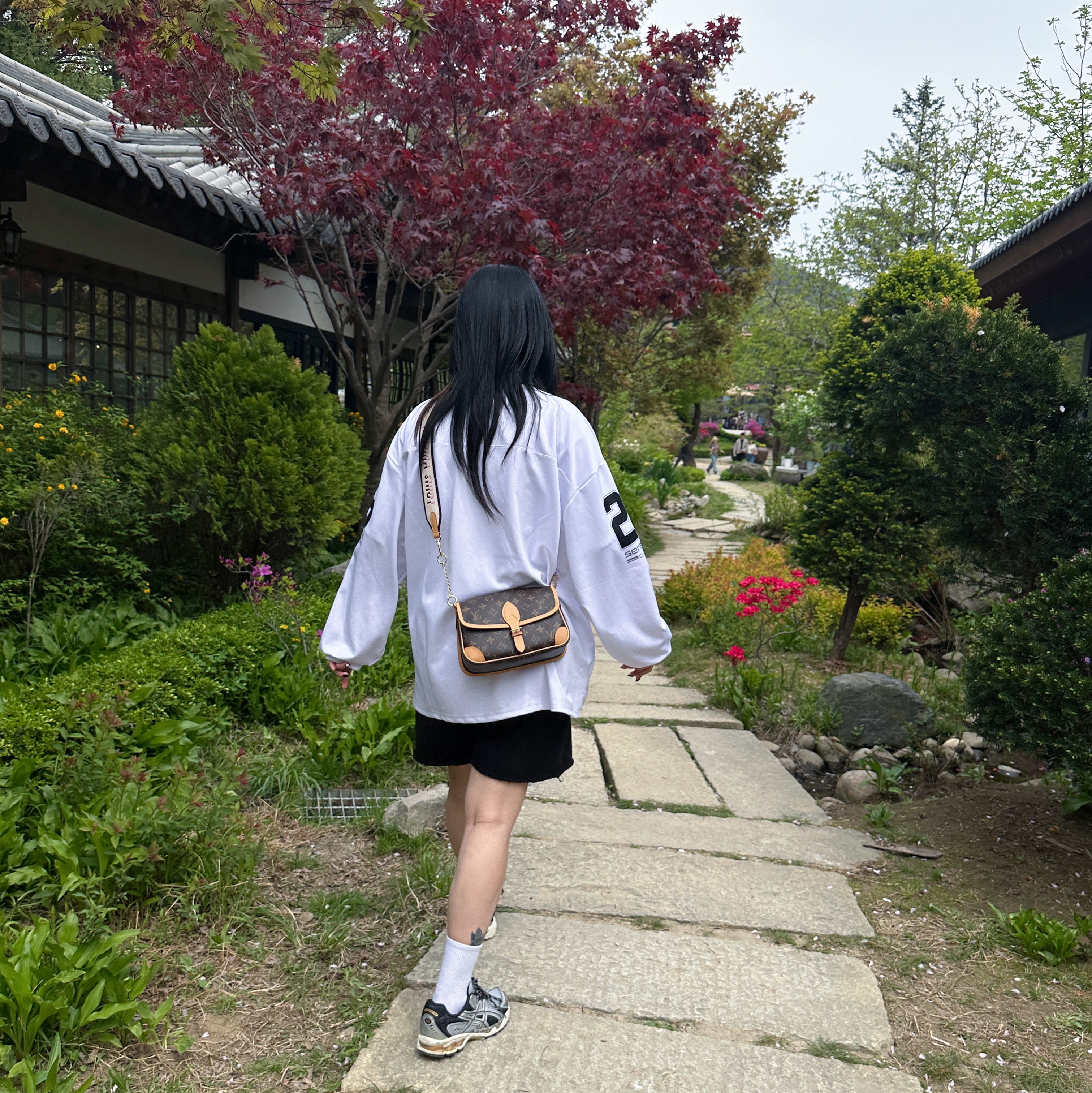 Louis Vuitton Diane Monogram Black, Asics Gel-Nimbus 10.1 Piedmont Grey Pure Silver 착용 스타일 - 2