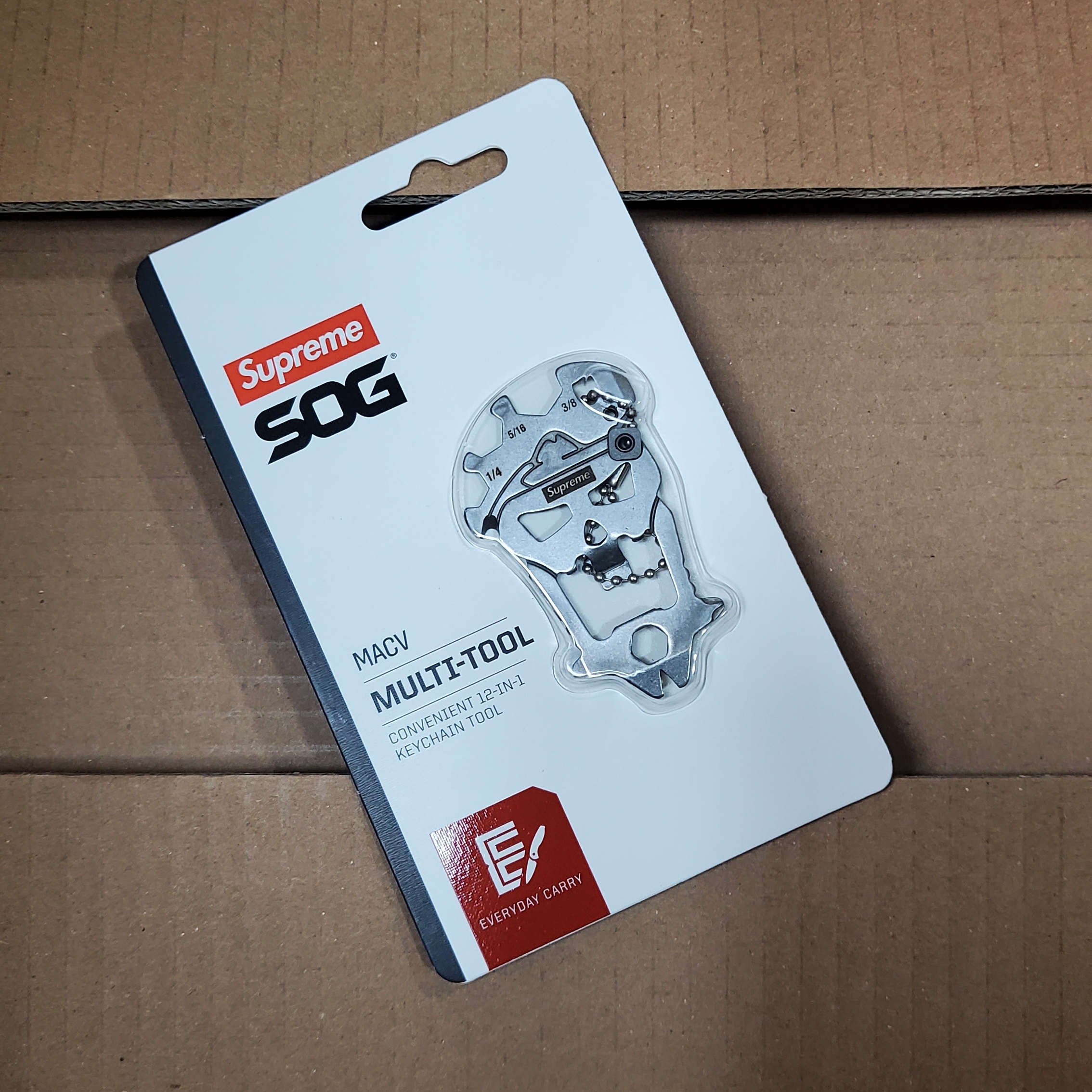 Supreme x SOG MacV Tool Silver - 25SS 착용 스타일