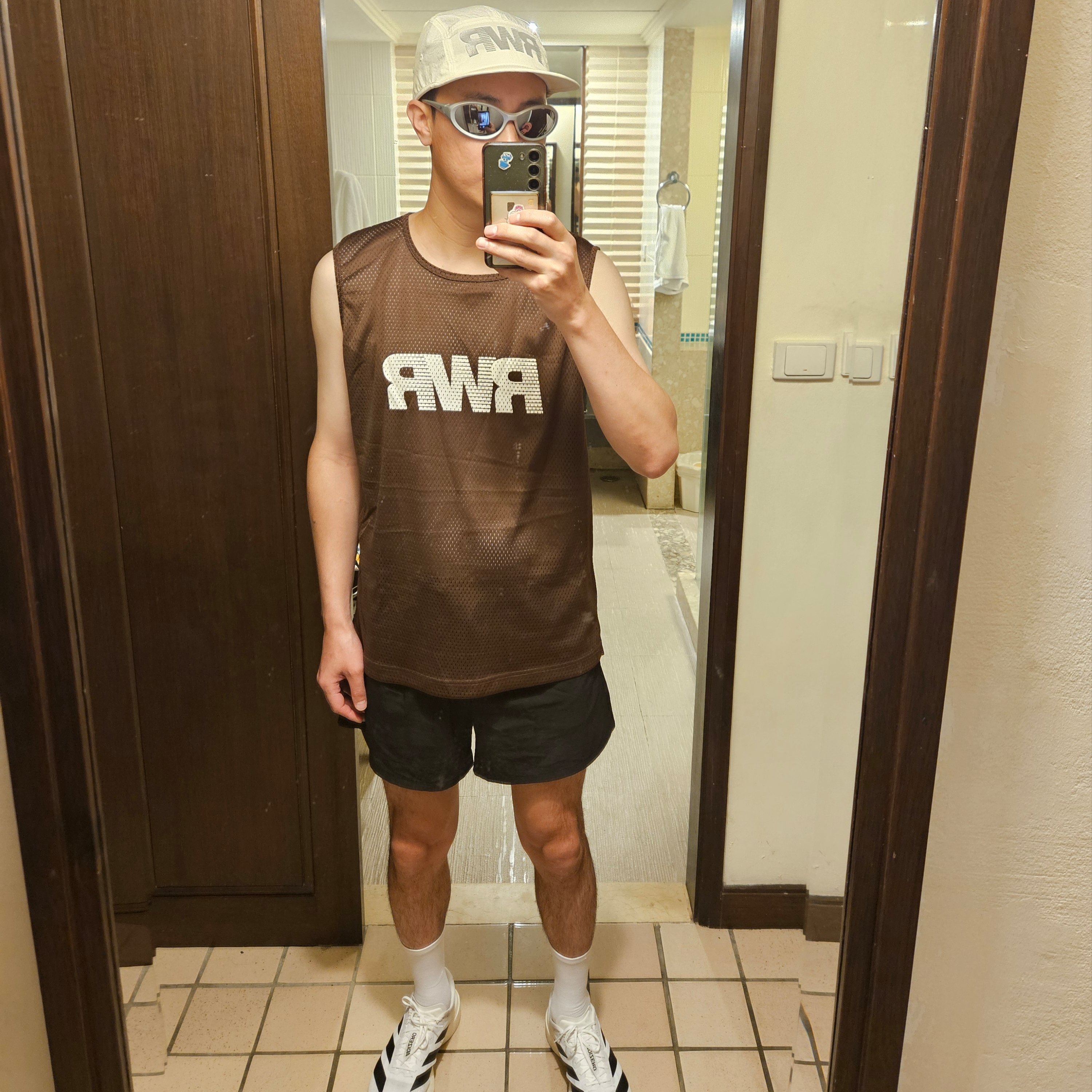 [KREAM 단독] runwhither Singlet Brown, [KREAM 단독] runwhither Trail Cap Cream 착용 스타일 - 3