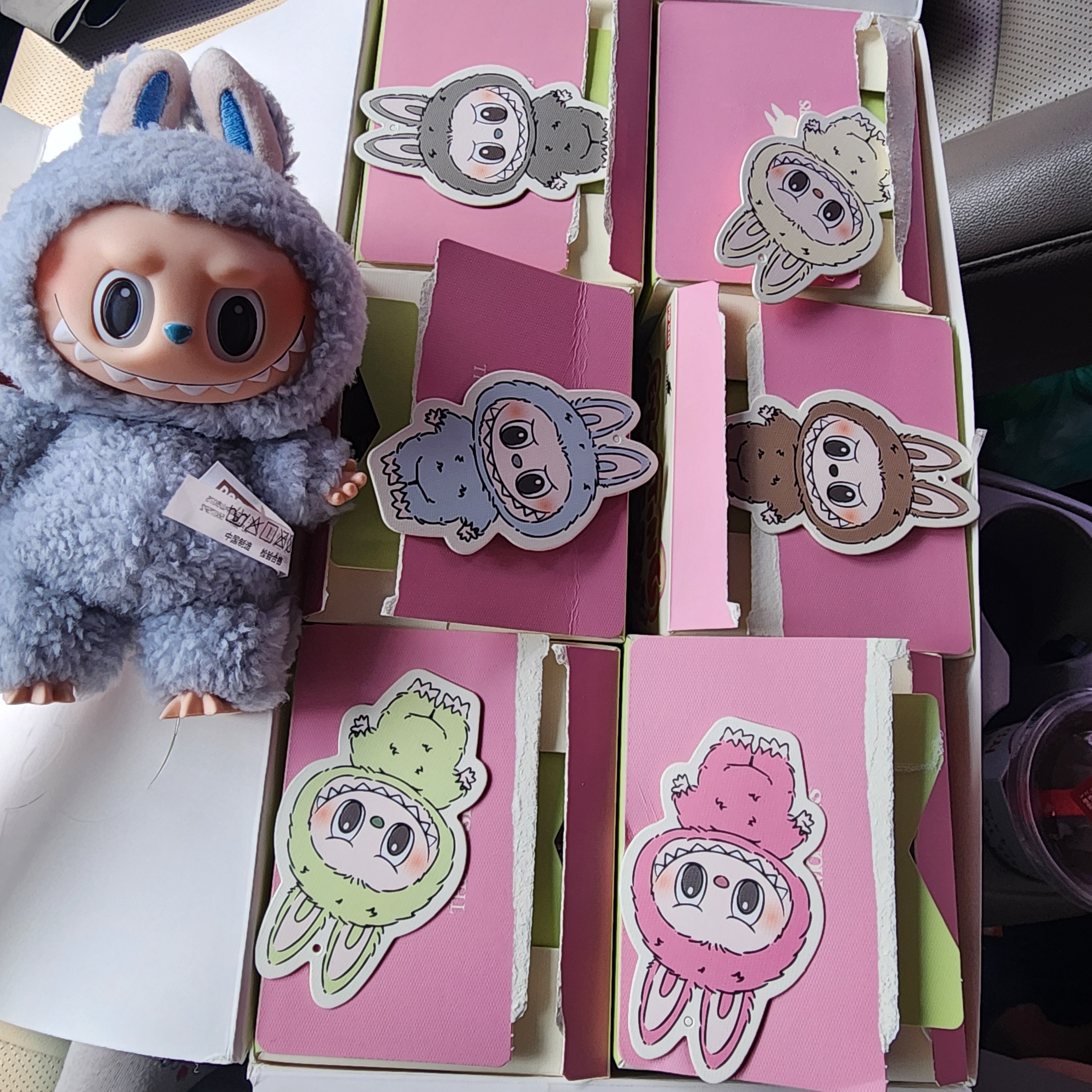 Pop Mart The Monsters Labubu Tasty Macarons Series Sealed Case (6 Blind Boxes) 착용 스타일 - 1