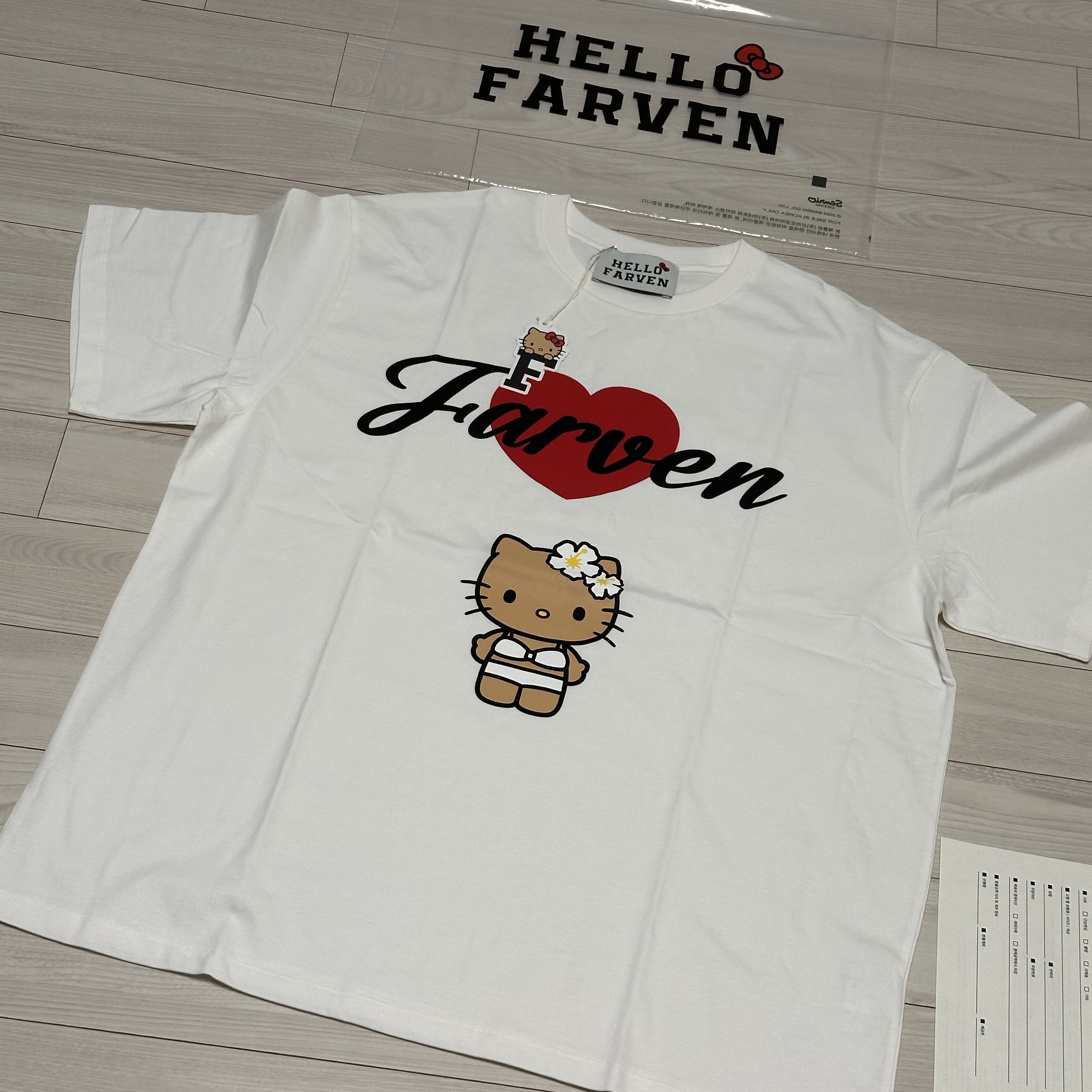 Farven x Tanning Hello Kitty Bikini T-Shirt_White, Starbucks Aloha Raffia Totebag Pink 착용 스타일 - 1