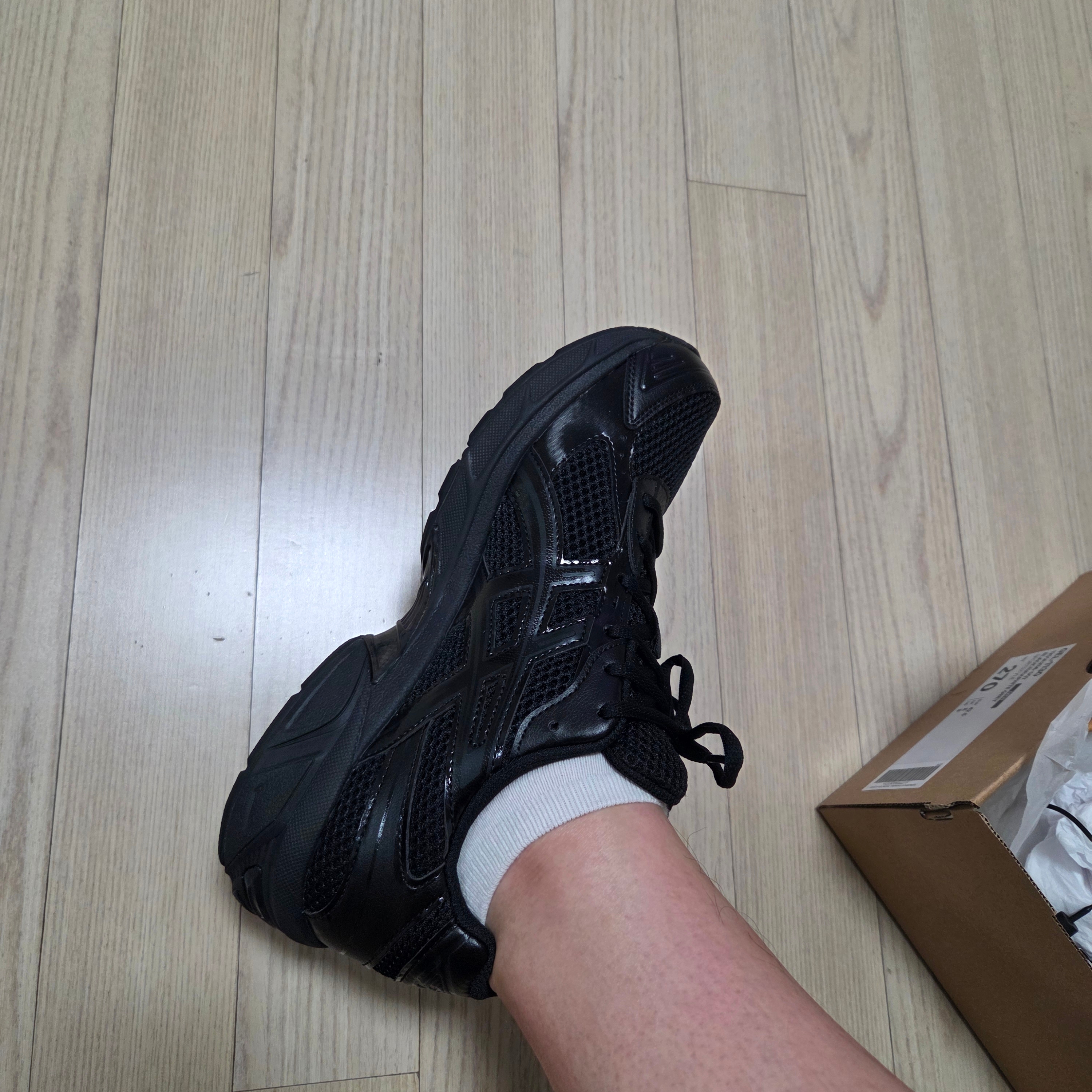 Asics Gel-1130 Black Graphite Grey 착용 스타일 - 1