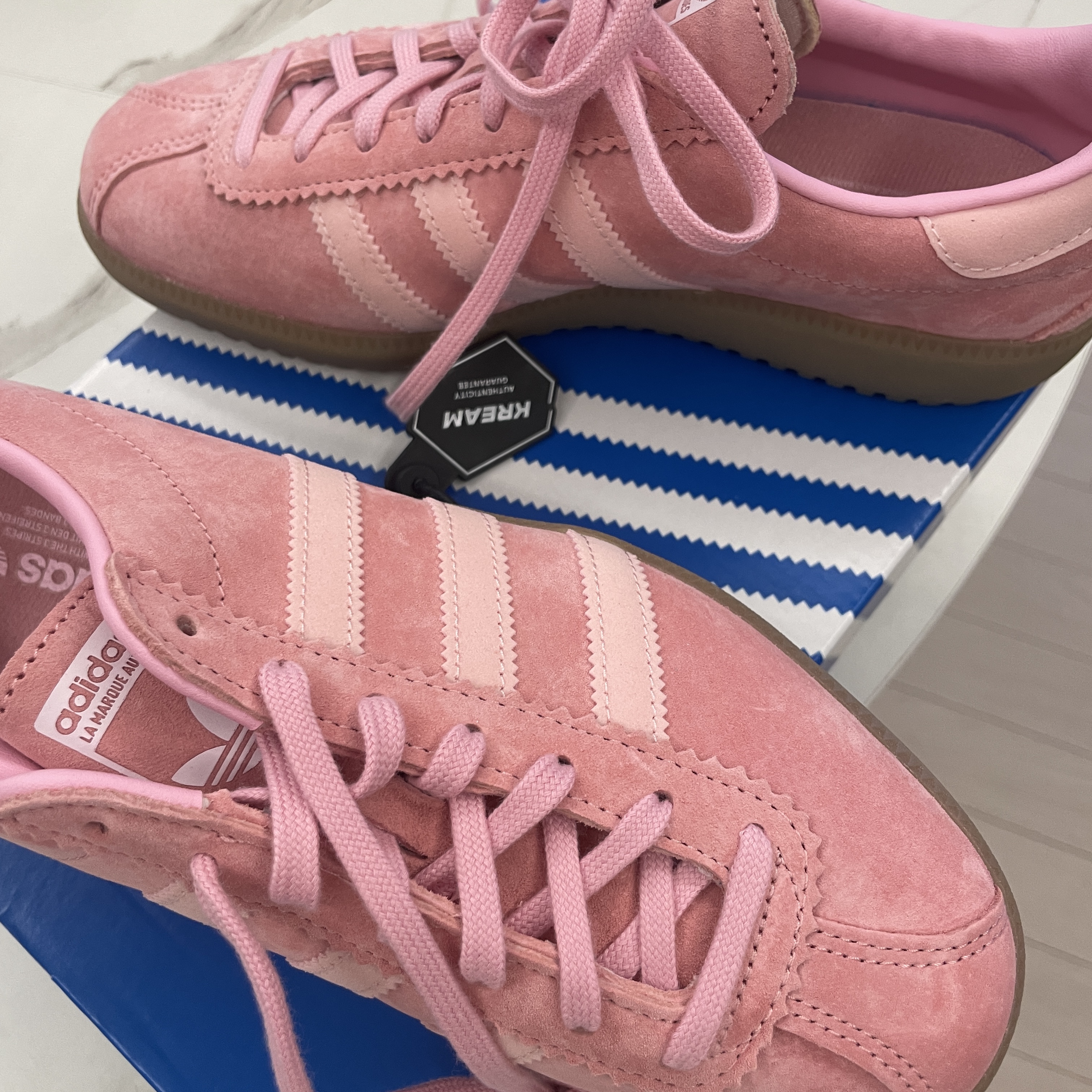 Adidas Bermuda Glow Pink 착용 스타일