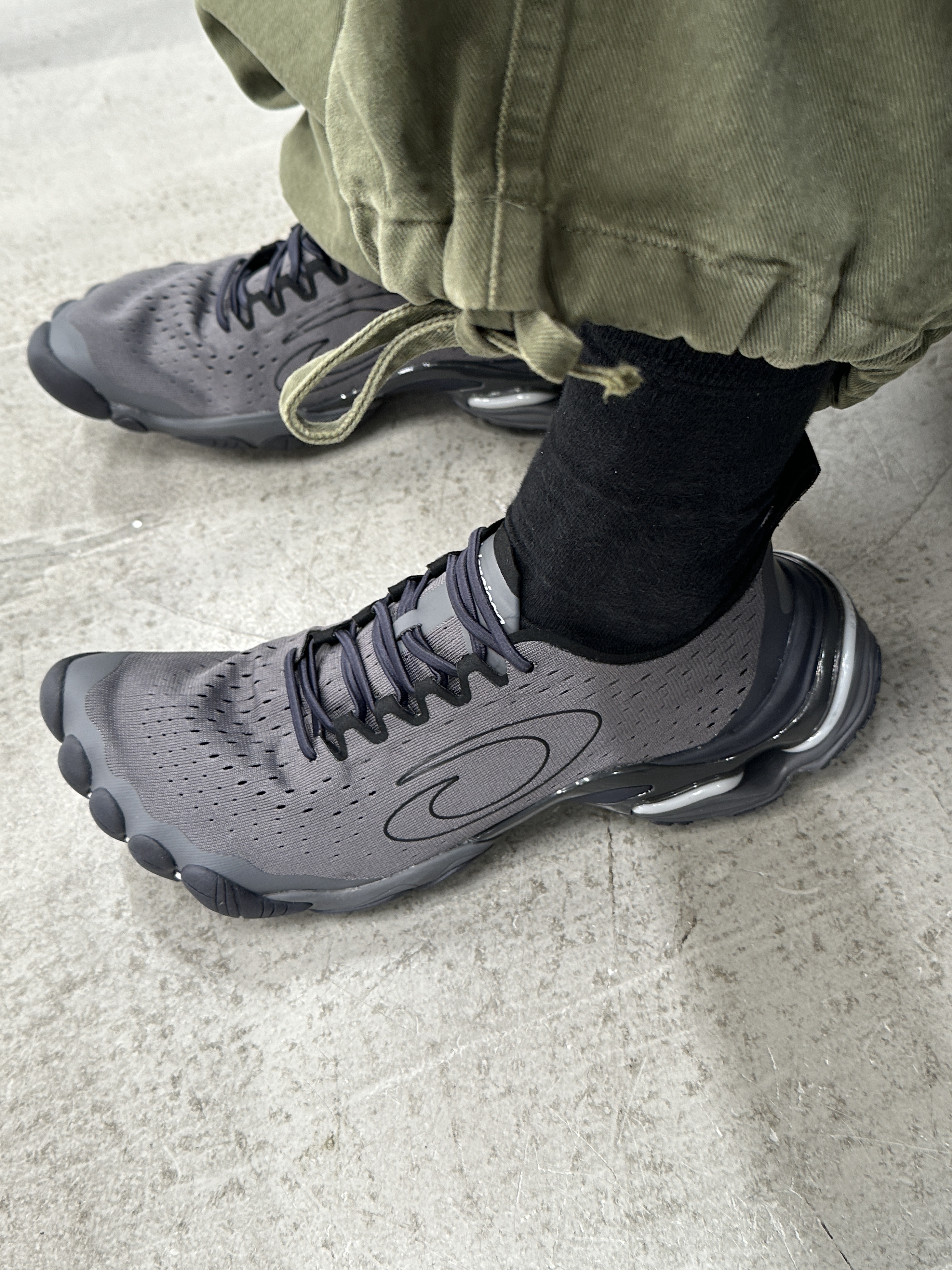 Nonnod Double Pocket Cargo Pants Vintage khaki, Balenciaga Basketball Sneakers Silver Black 착용 스타일 - 5