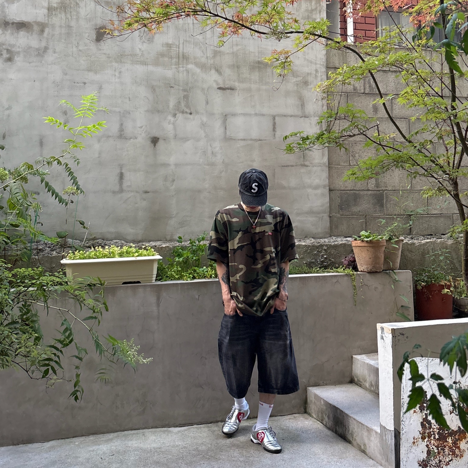 Supreme Pigment S Logo 6-Panel Black - 24FW, Human Made Heart Necklace Red 착용 스타일 - 2