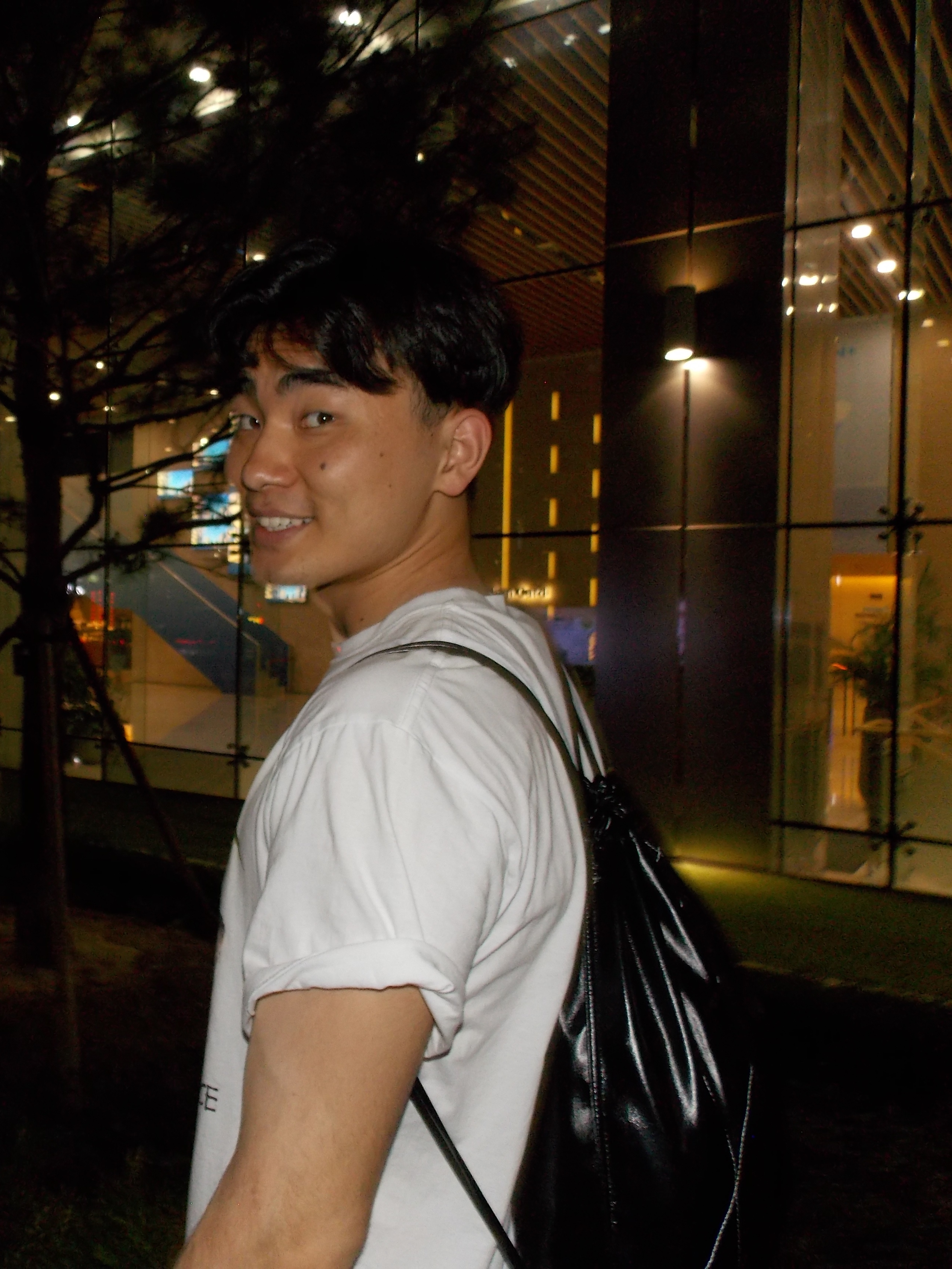 Matin Kim Sporty Tote Bag in Light Pink, Stussy Basic Stussy T-Shirt White 2024, 2025 착용 스타일 - 5