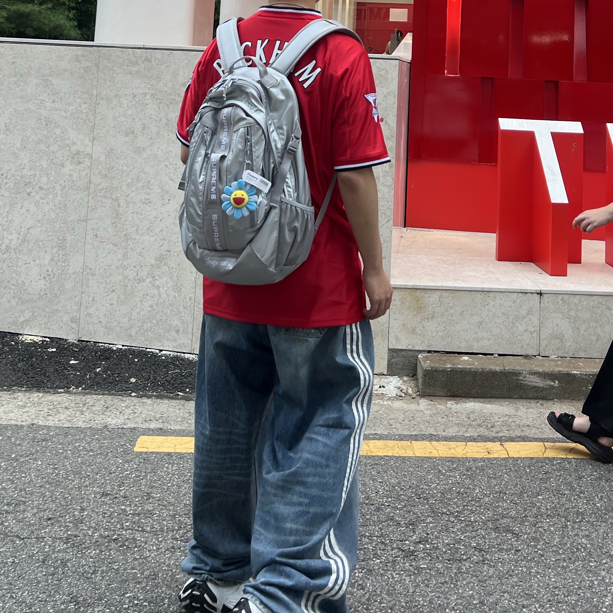 Supreme Backpack Silver - 22FW, Balenciaga x Adidas Large Baggy Trousers Blue 착용 스타일 - 4