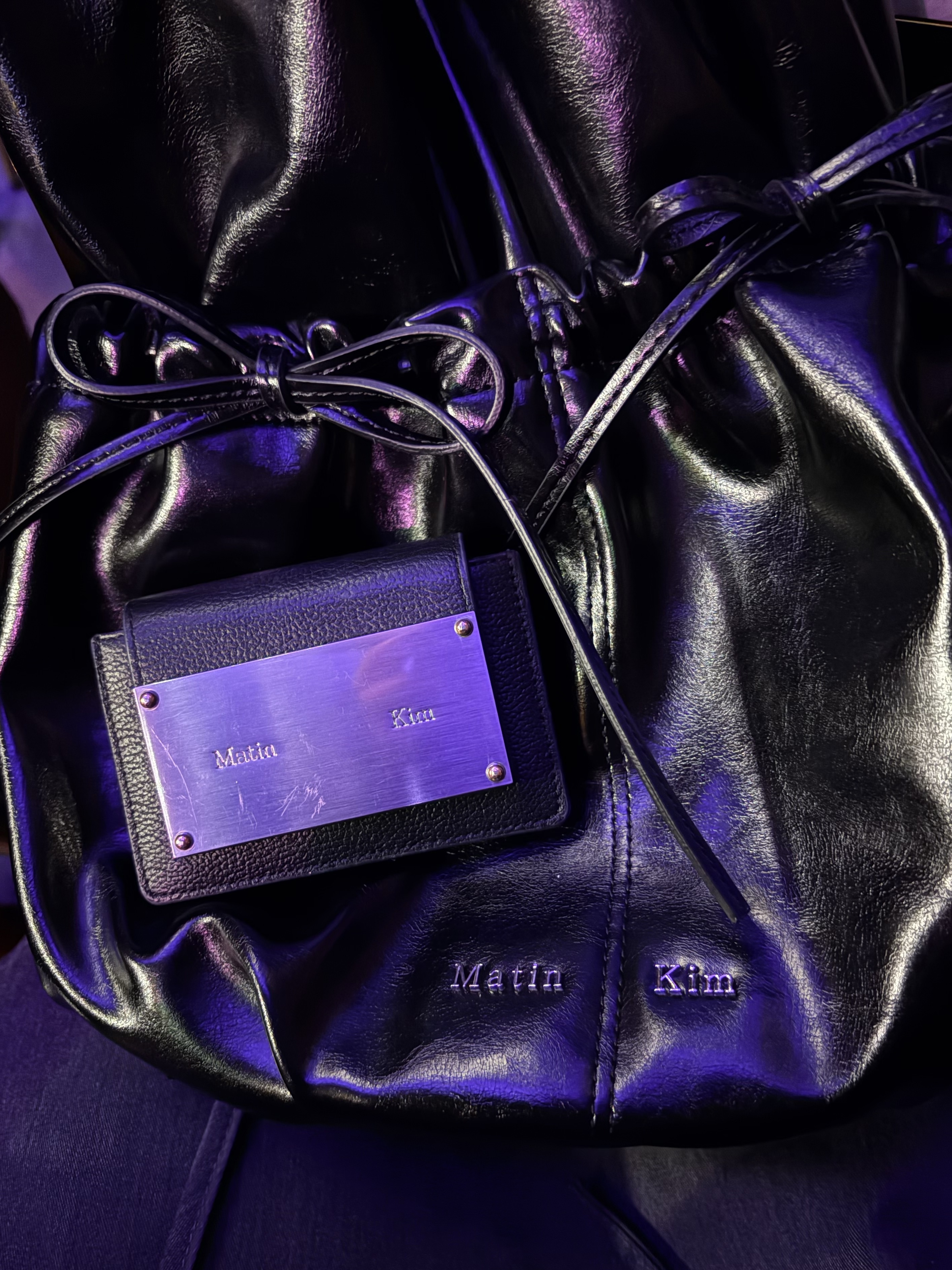 Matin Kim Draw String Ribbon Back Pack Black, Matin Kim Accordion Wallet Black 착용 스타일 - 3