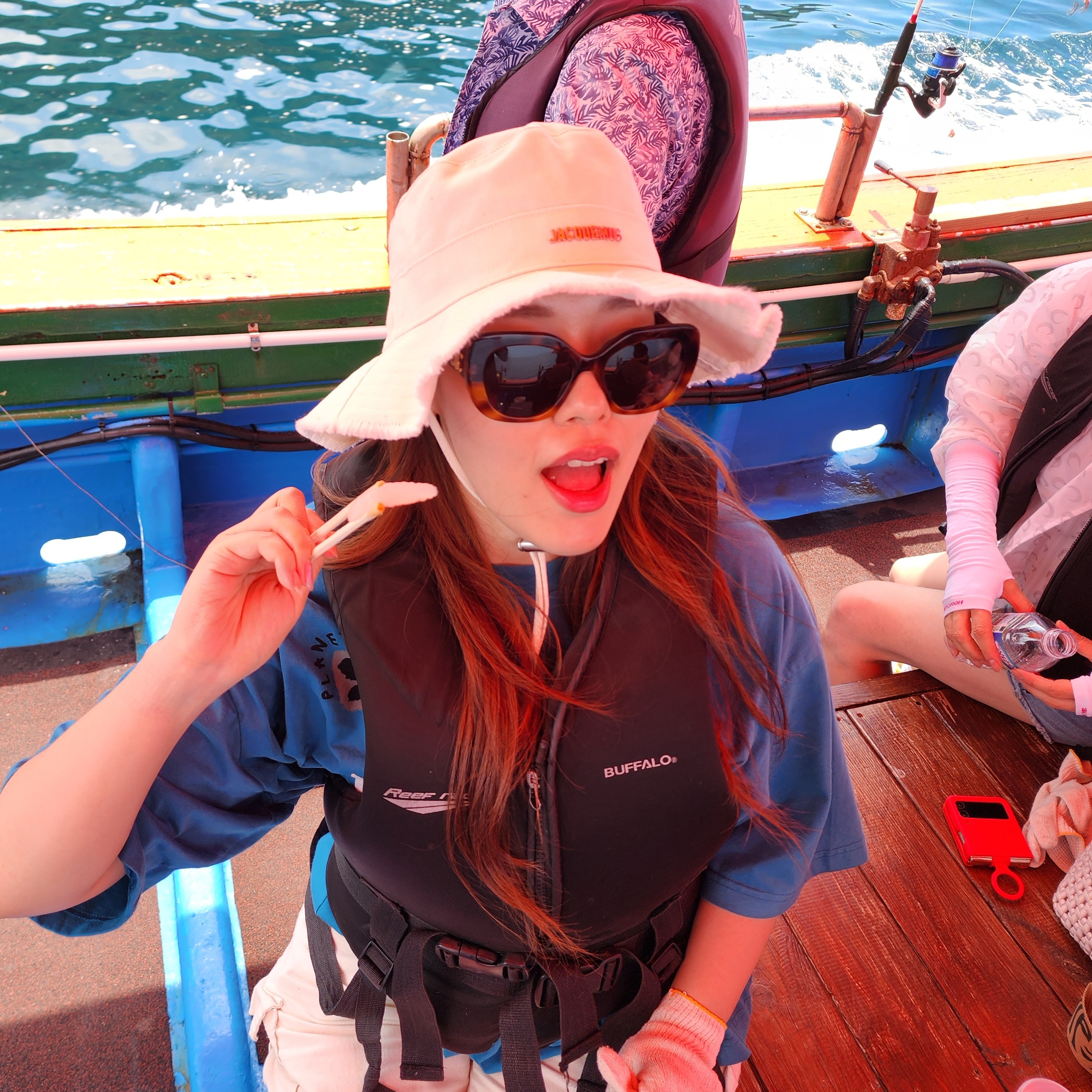 Jacquemus Le Bob Artichaut Bucket Hat Off White 착용 스타일