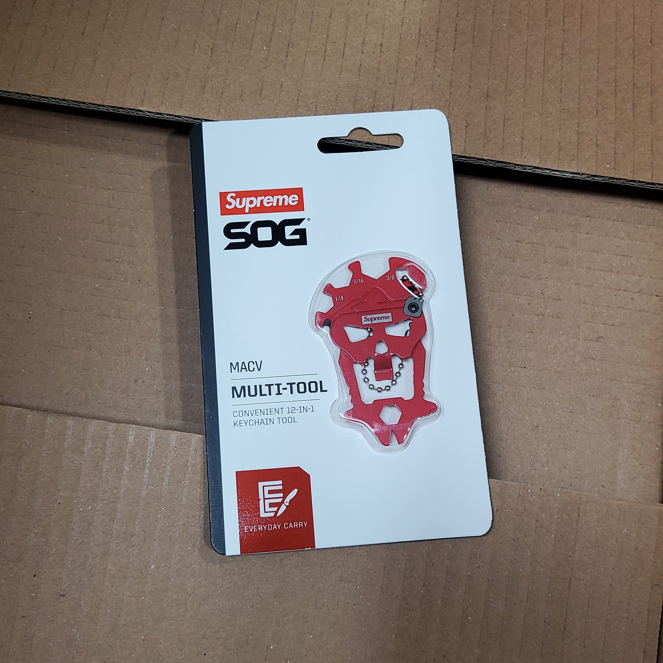 Supreme x SOG MacV Tool Red - 25SS 착용 스타일