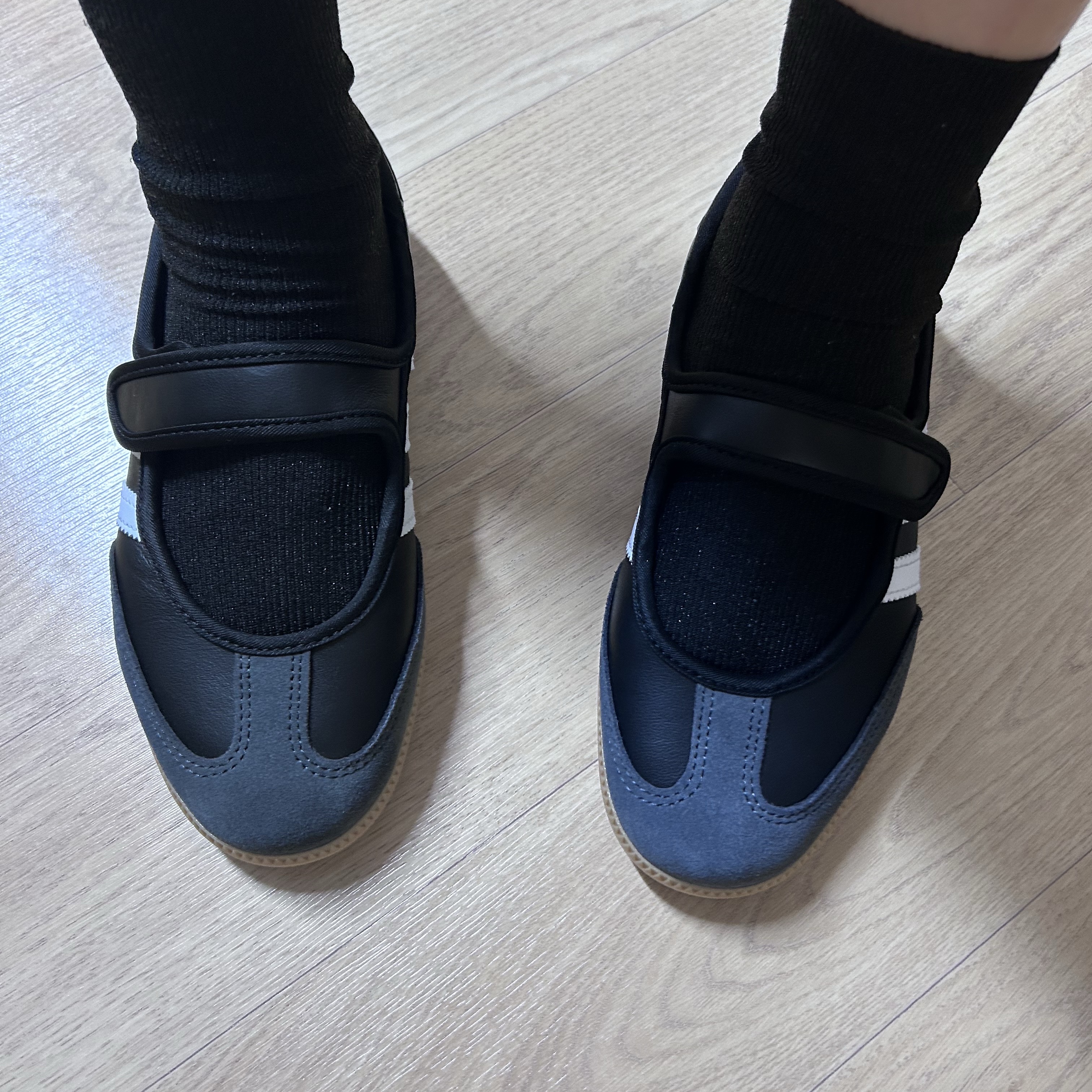 (W) Adidas Samba Jane Core Black Carbon 착용 스타일