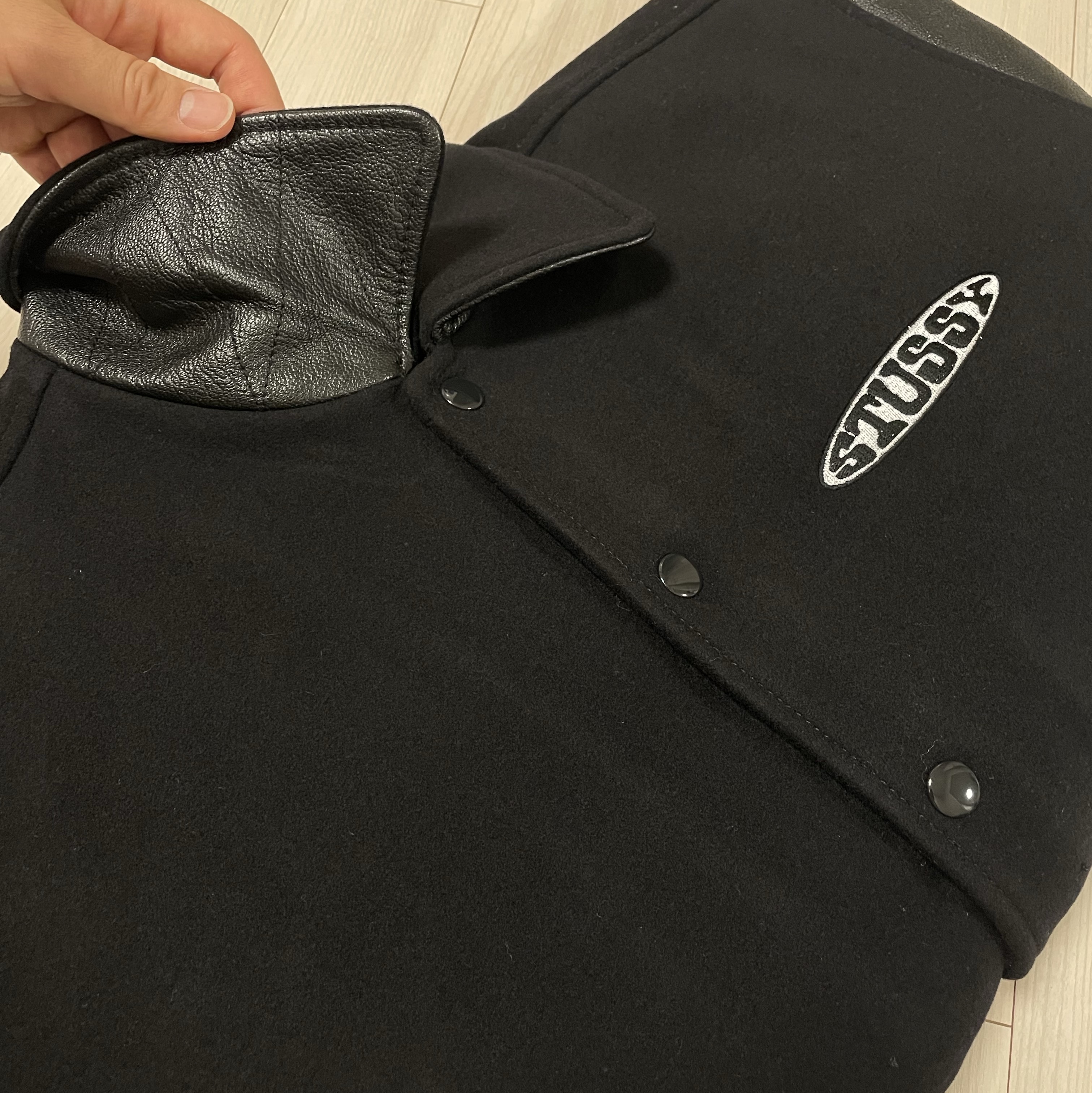 Stussy Globe Varsity Jacket Black 착용 스타일 - 4