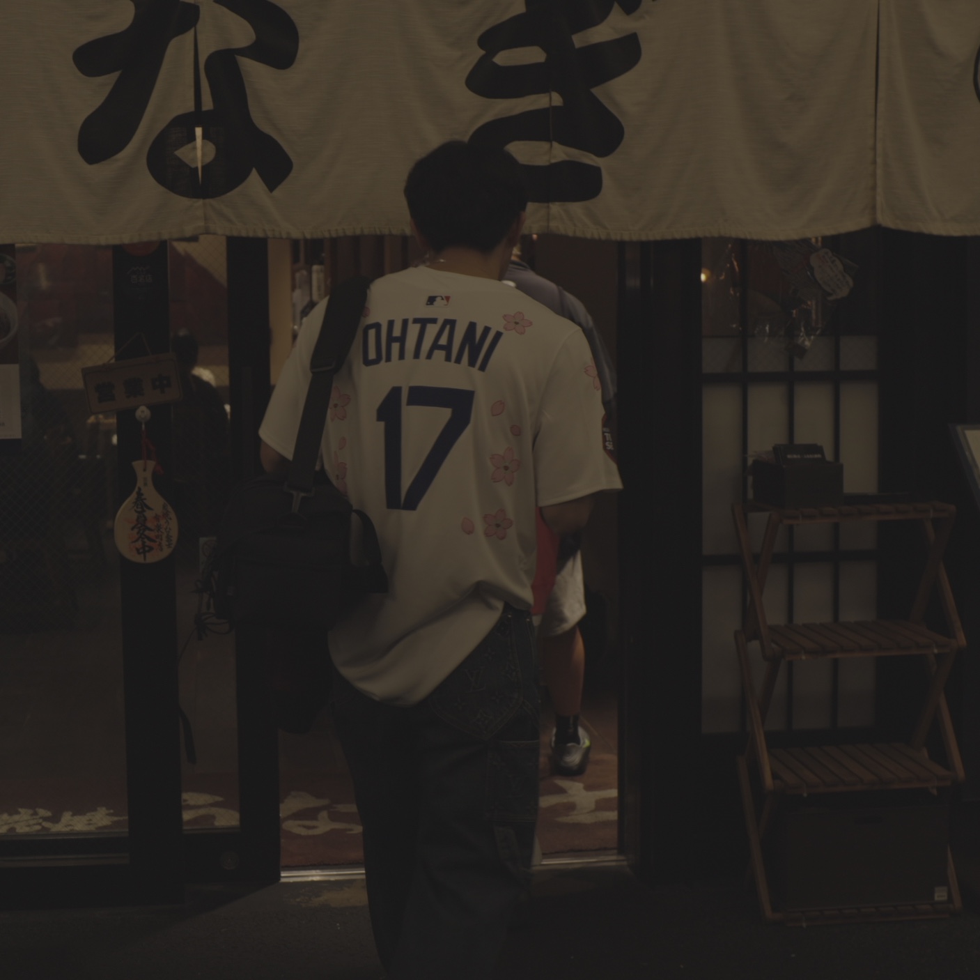 Louis Vuitton Workwear Denim Carpenter Pants Indigo, Nike x Murakami Takashi x MLB World Tour Tokyo Series 2025 Dodgers Tokyo Home Jersey (Non Marking Ver.) 착용 스타일 - 1