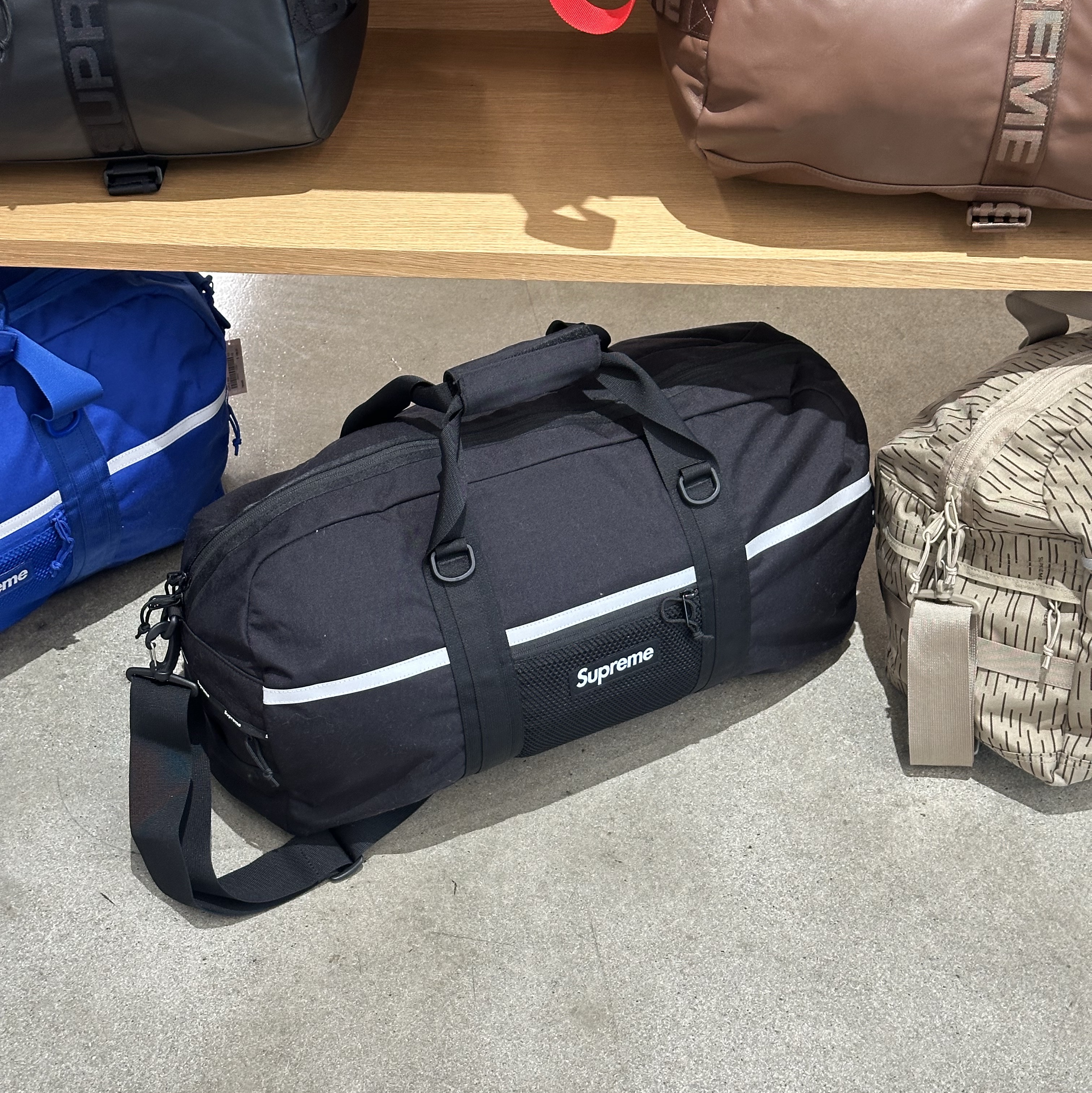 Supreme Duffle Bag Black - 24FW 착용 스타일 - 2