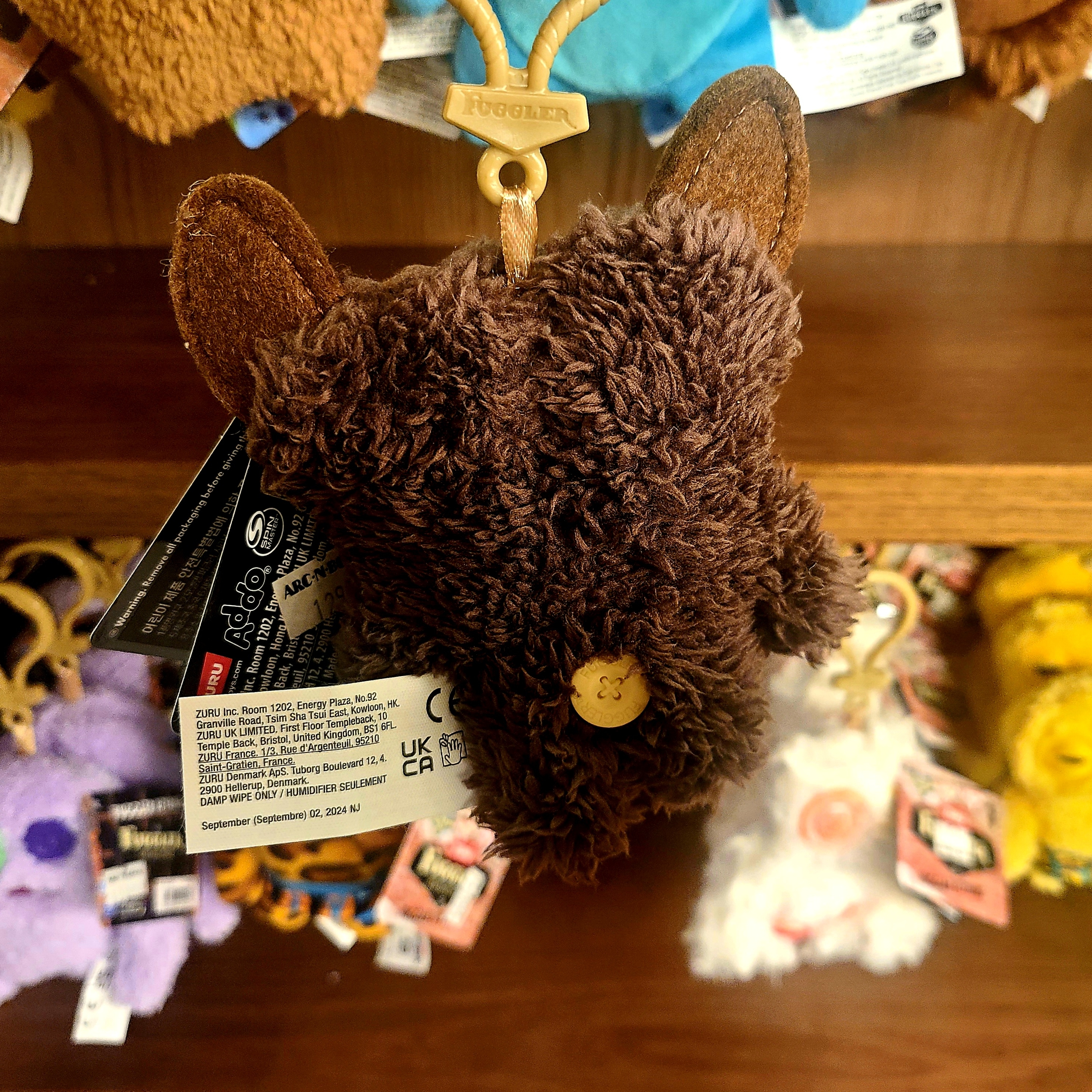 Fuggler Rabid Rabbit Pink Keyring, Fuggler Grin Grin Keyring Brown 착용 스타일 - 3