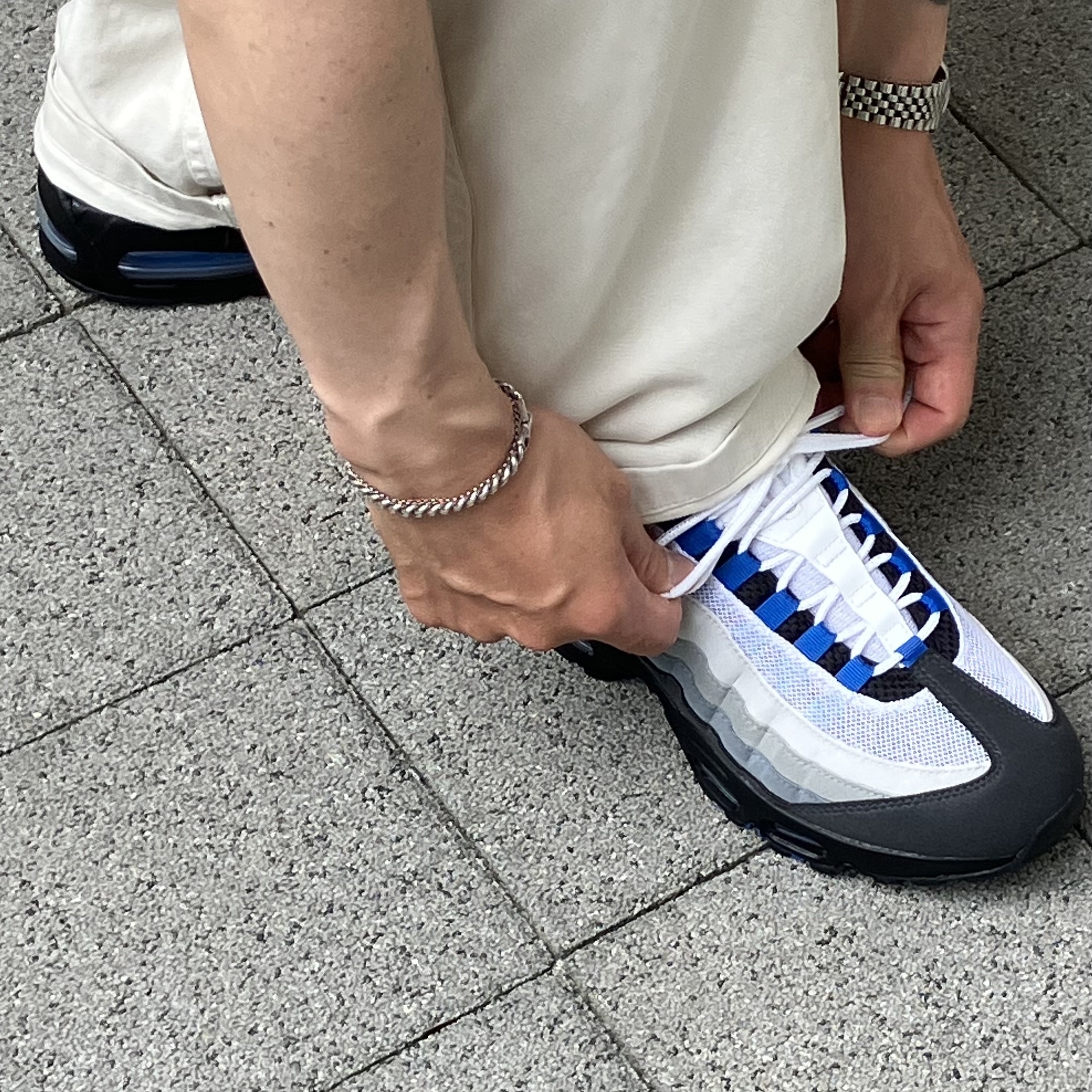 Nike Air Max 95 OG Cool Grey and Blue Spark 착용 스타일 - 2