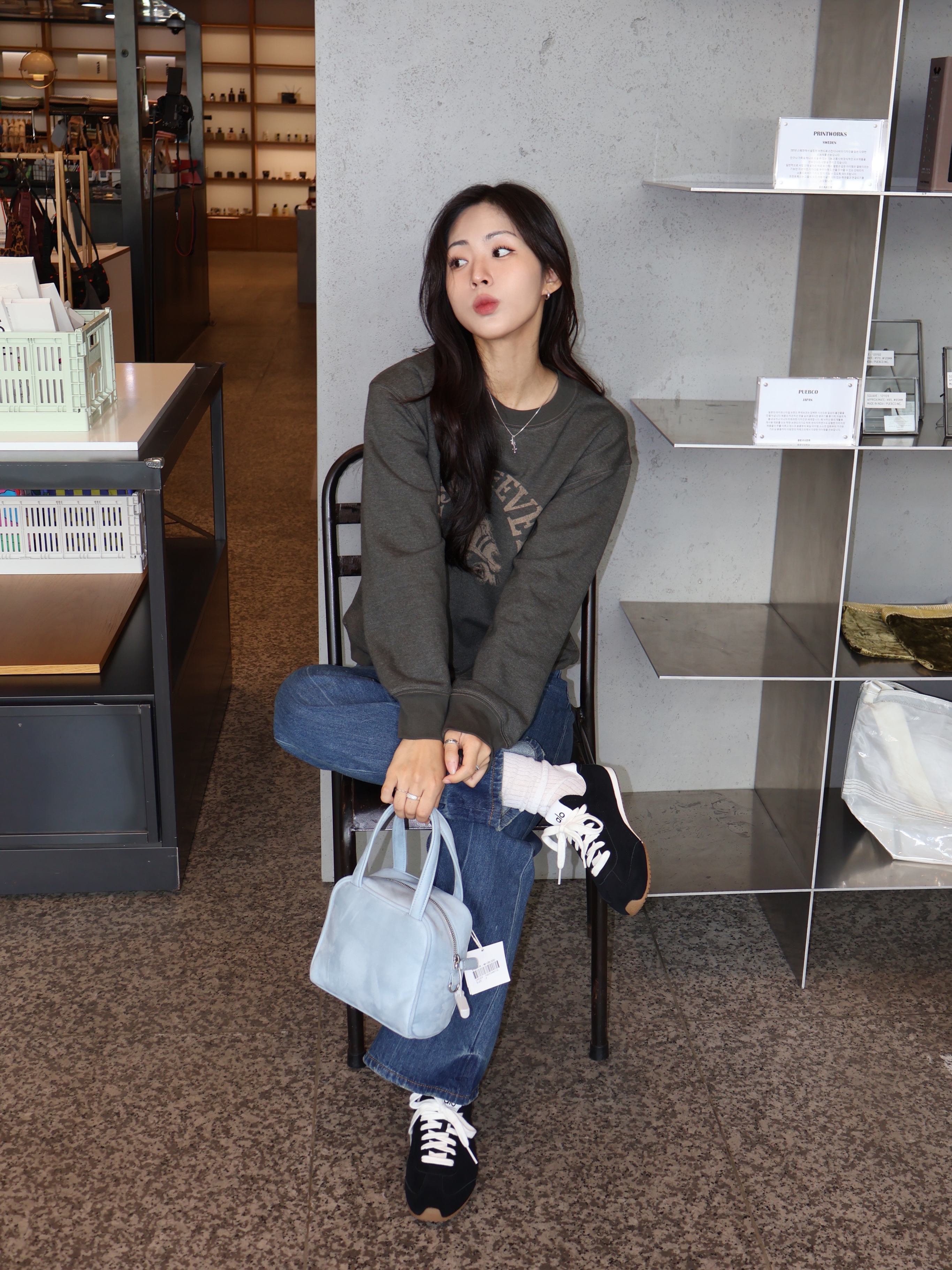 (W) Alo Yoga Sunset Sneaker Black 착용 스타일 - 3