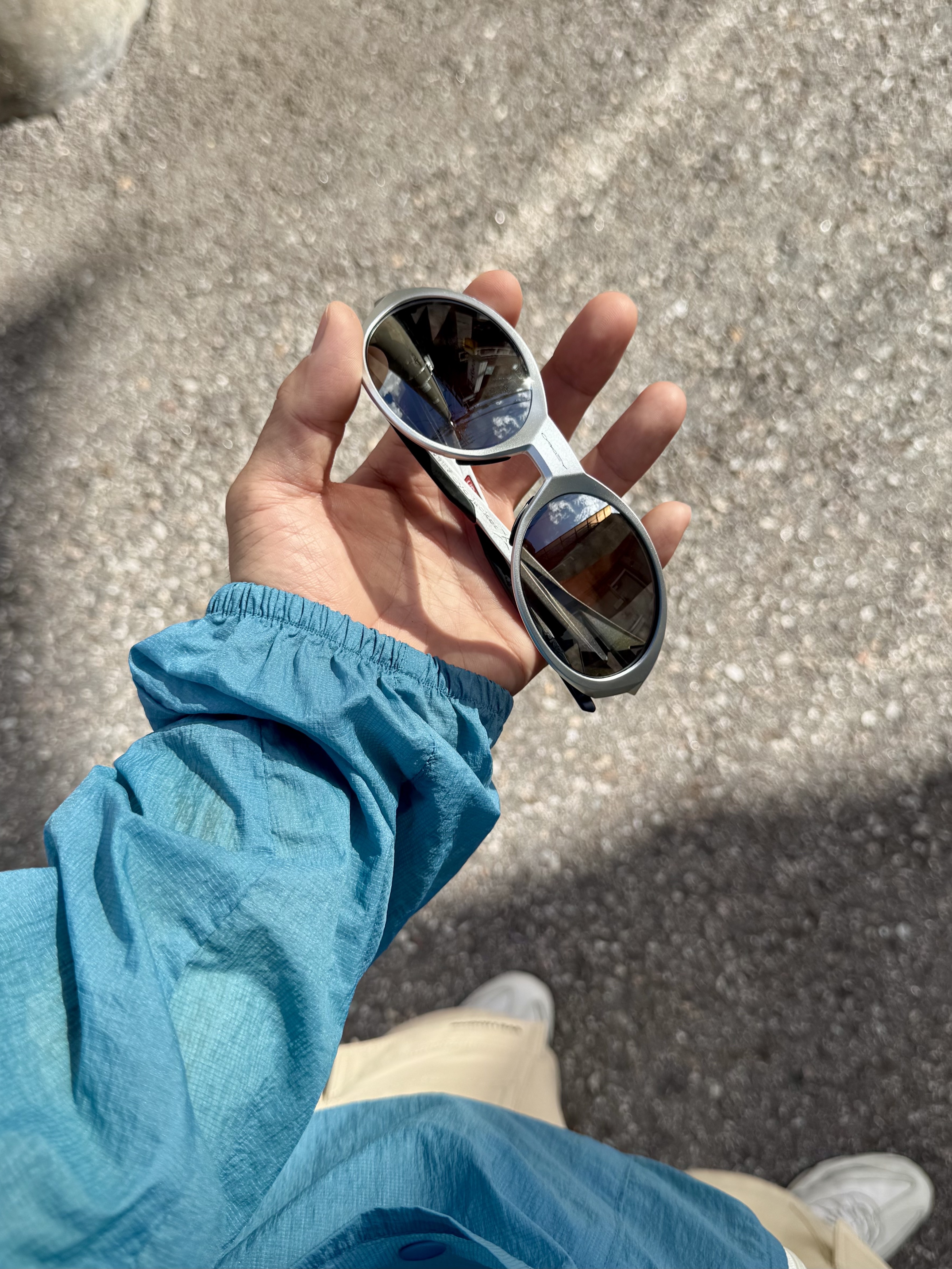 Oakley Eye Jacket Redux Silver Frame Prizm Black Polarized Lenses High Bridge Fit, CDG Backpack Black 착용 스타일 - 3