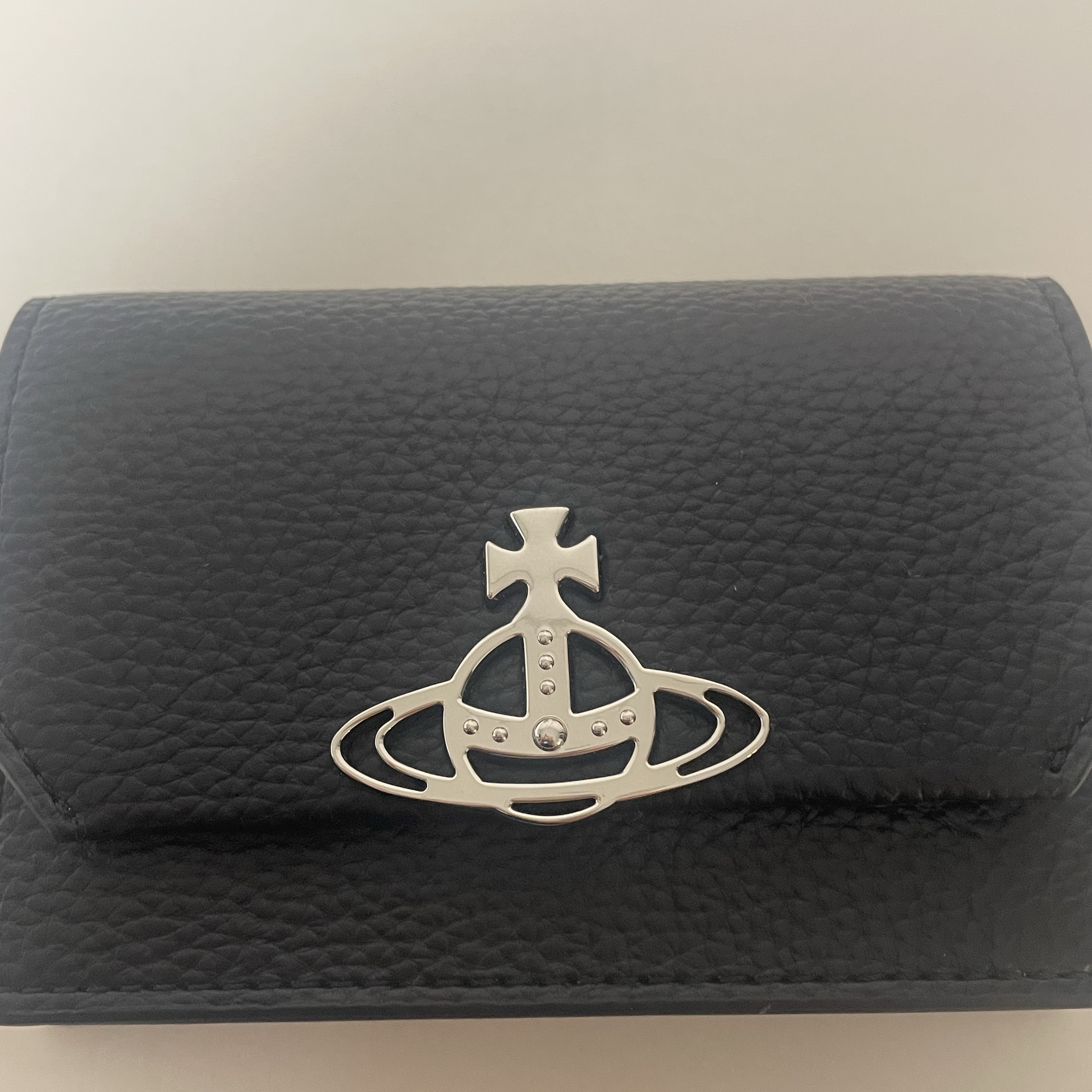 Vivienne Westwood Orb Plaque Folded Wallet Black 착용 스타일 - 1