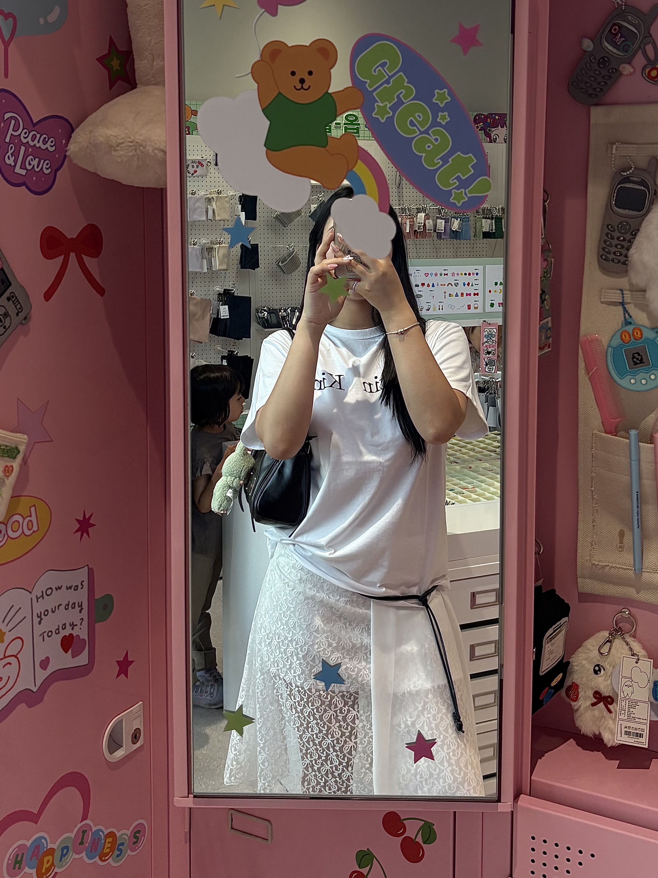 Matin Kim Logo Top White, Matin Kim Logo Jacquard Short Beanie Black 착용 스타일 - 2