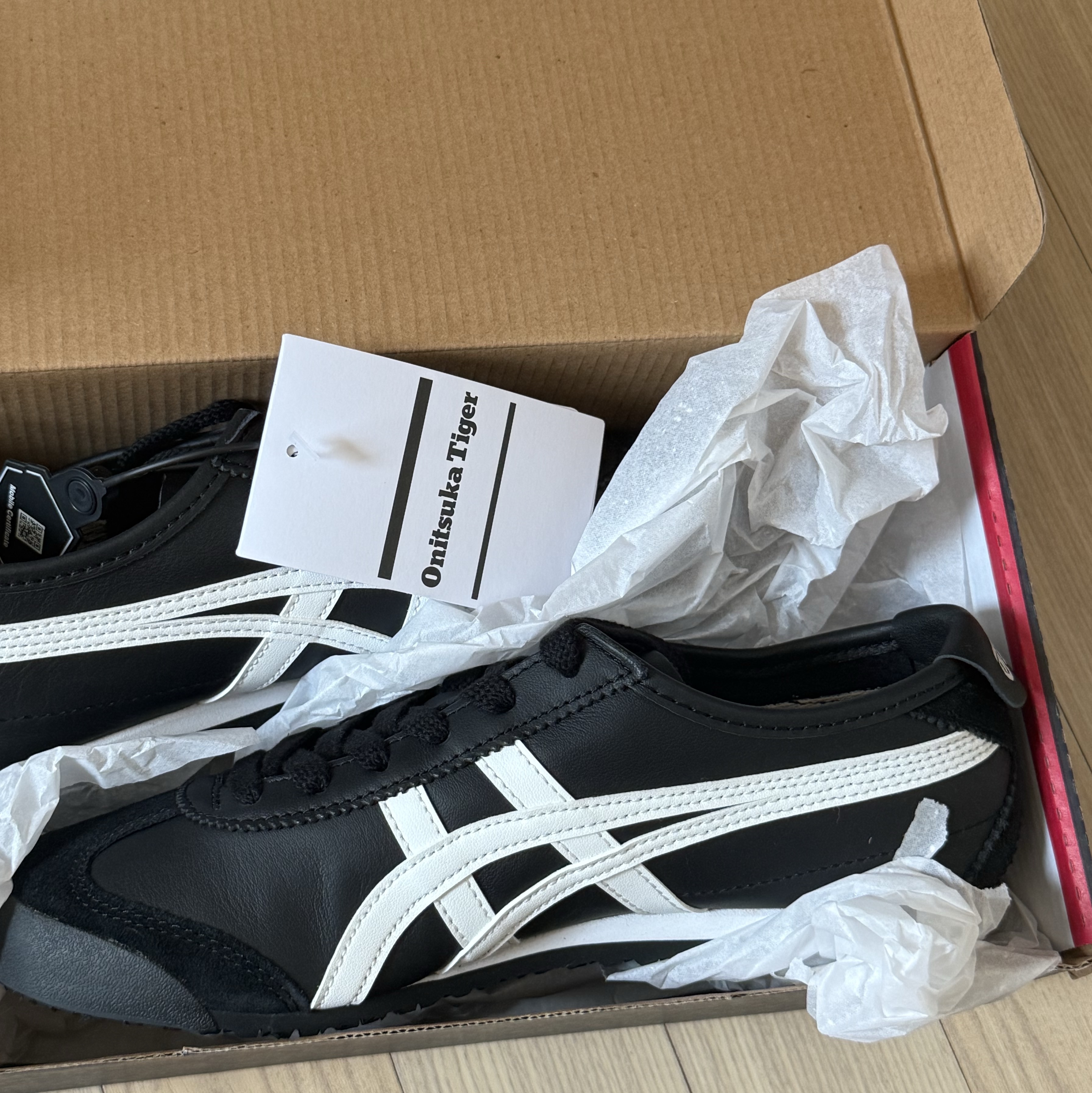 Onitsuka Tiger Mexico 66 Black White 착용 스타일 - 1