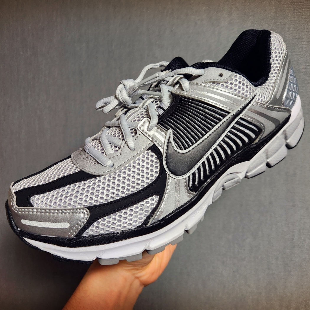 Nike Zoom Vomero 5 Metallic Silver Black 착용 스타일 - 1