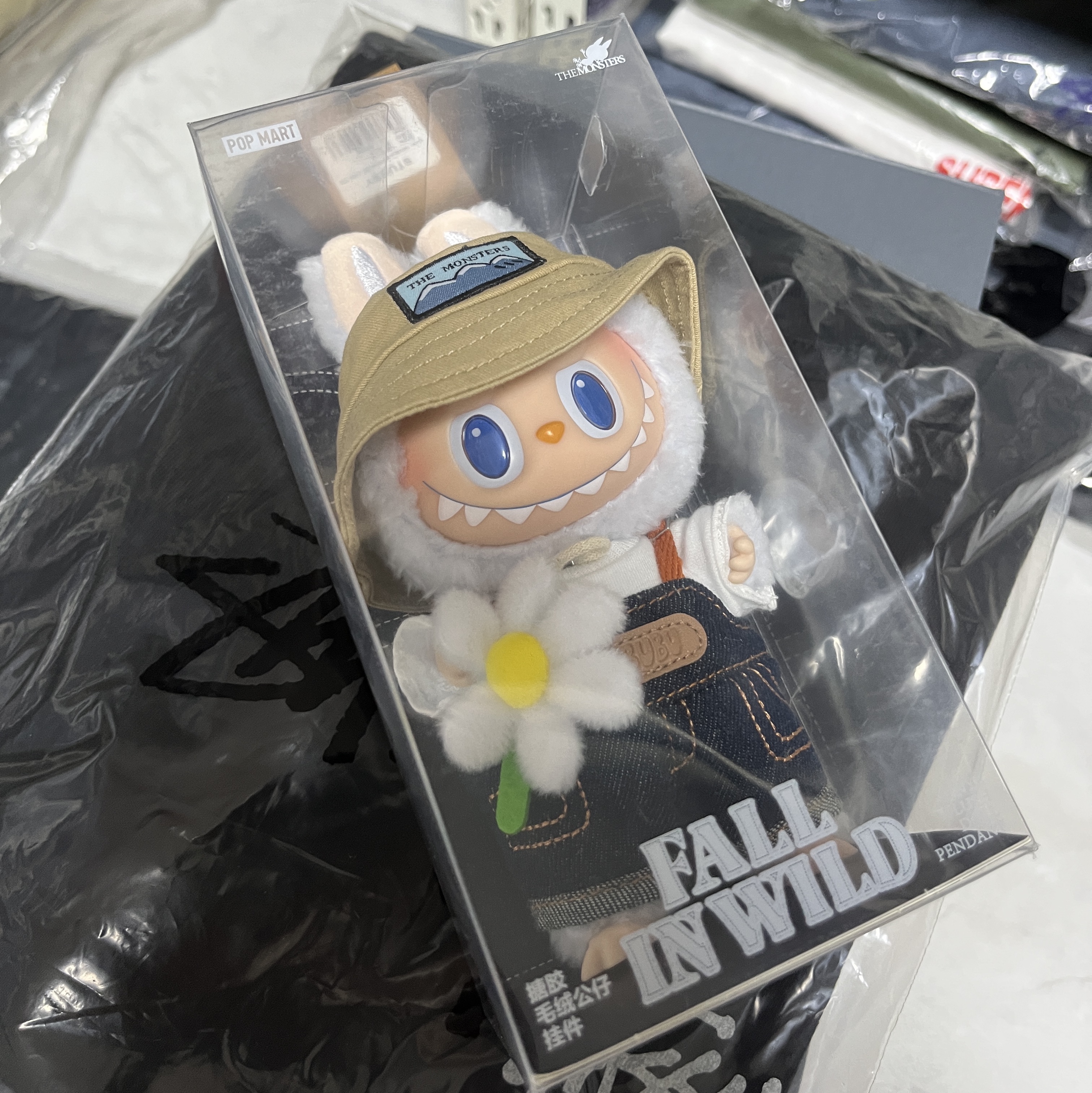 Pop Mart Fall In Wild Labubu Series Toy Keyring 착용 스타일