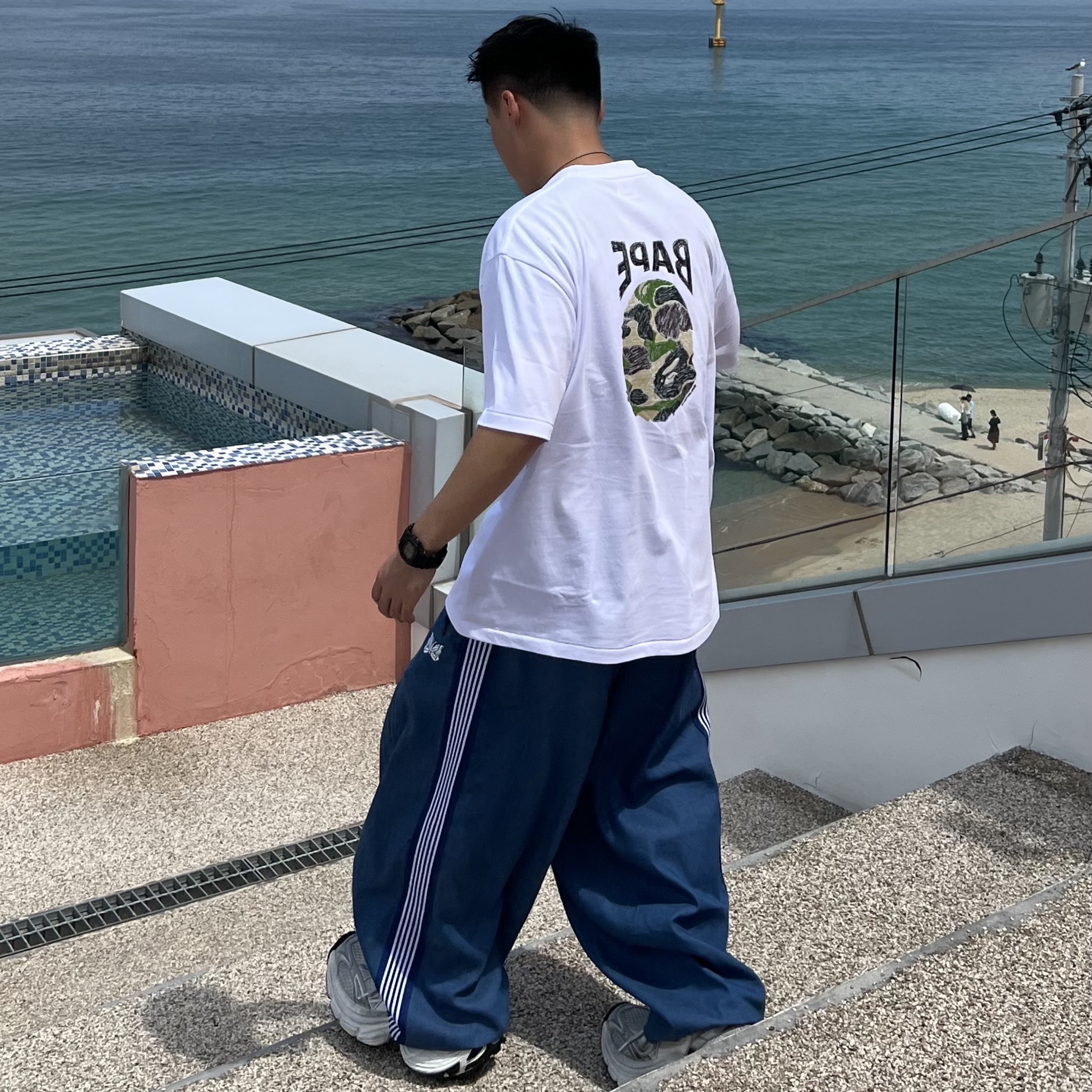 Balenciaga 10XL Sneakers White Grey Silver Black, BAPE ABC Camo Hand Draw Ape Head Relaxed Fit T-Shirt White 착용 스타일 - 2