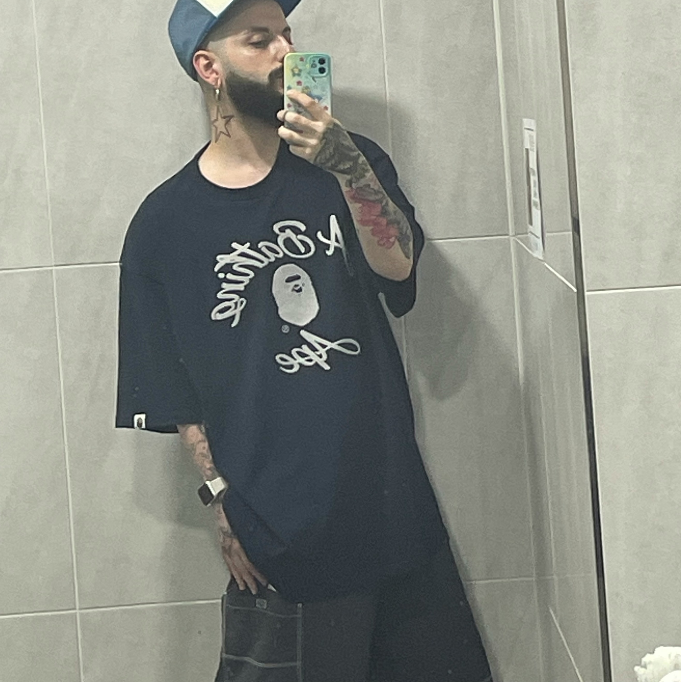 BAPE Chain Stitch College Relaxed Fit T-Shirt Navy, Maison Mihara Yasuhiro Scott OG Sole Leather Low-top Sneakers Silver 착용 스타일 - 3
