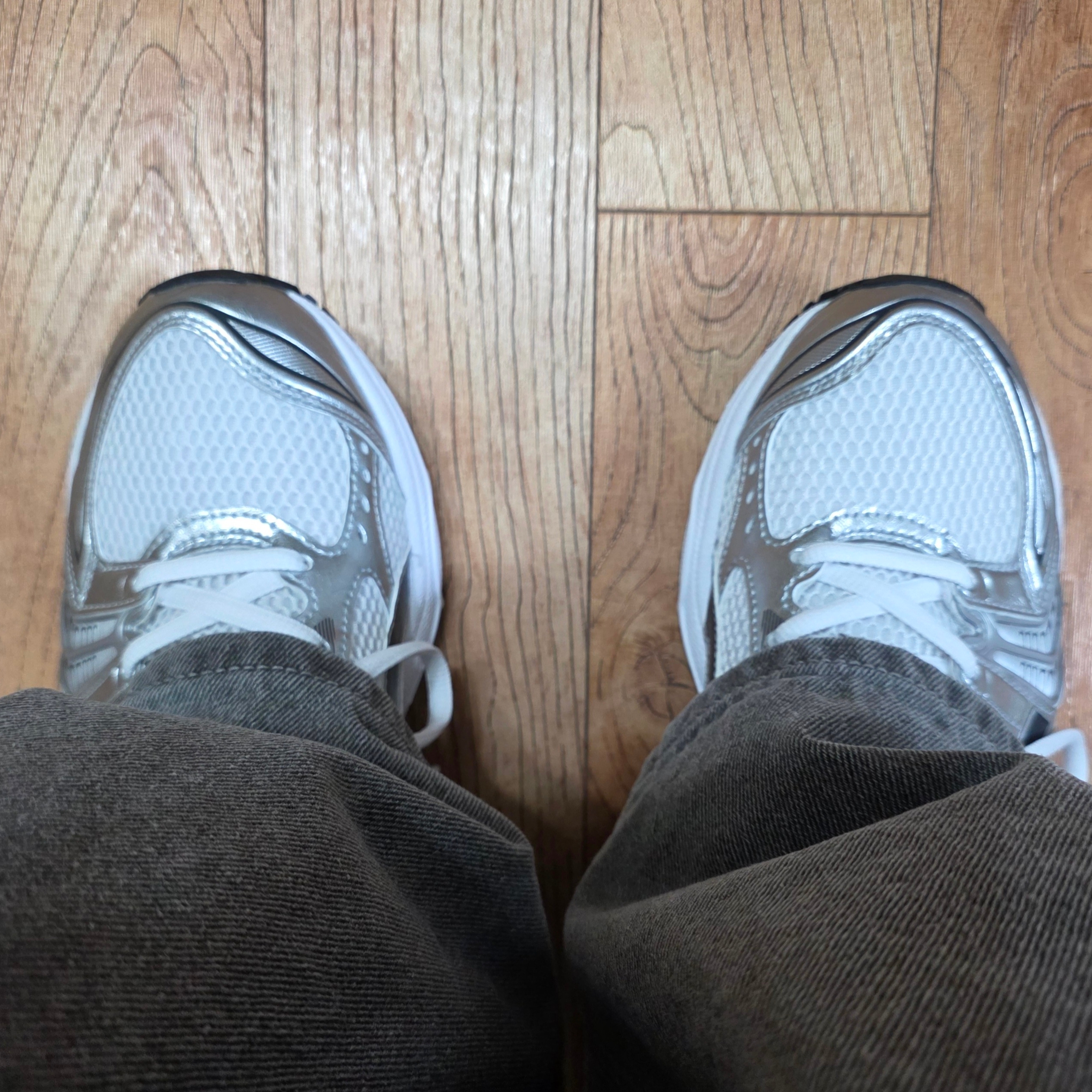 Asics Gel-Kayano 14 White Graphite Grey 착용 스타일 - 1