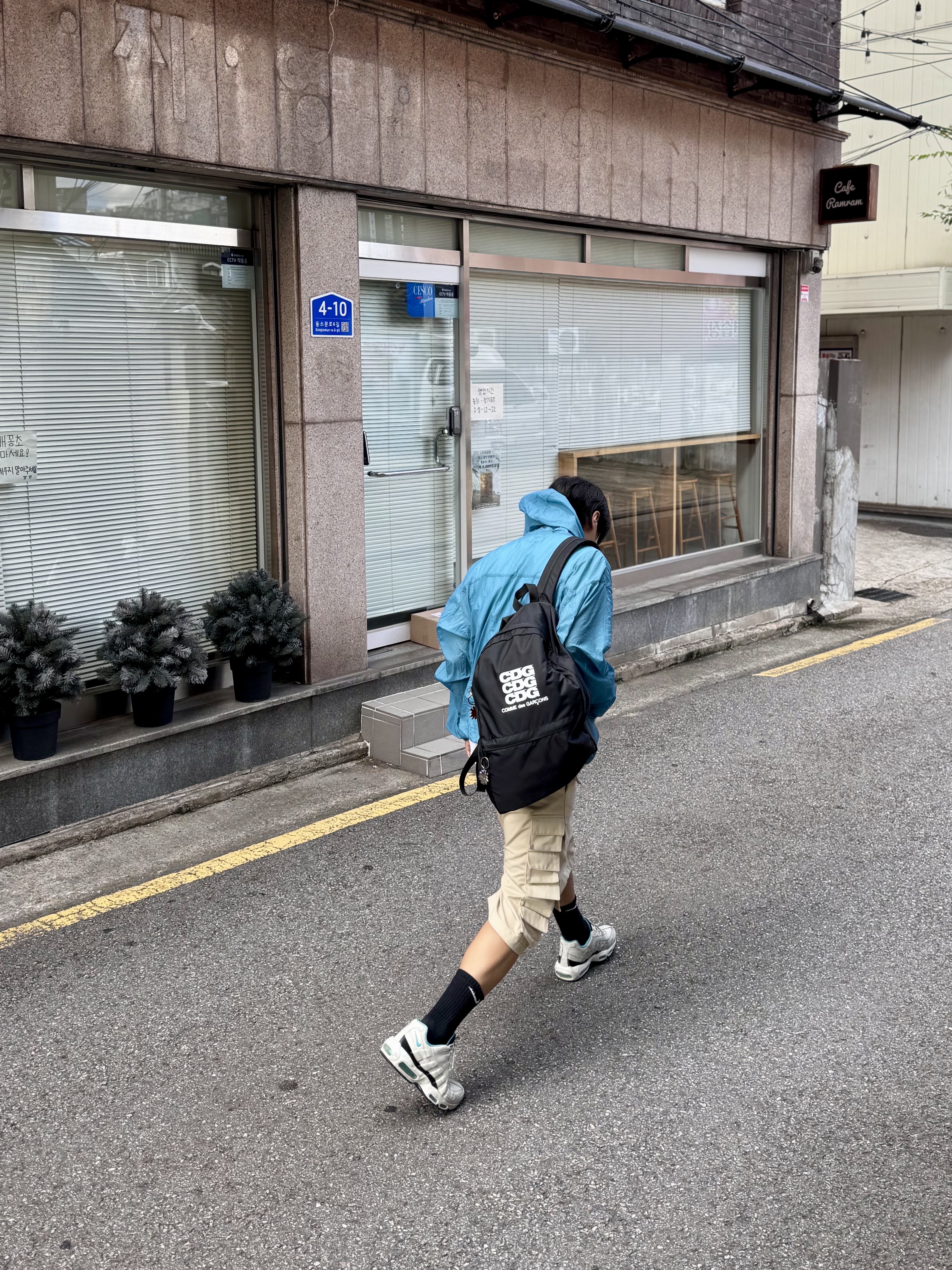 Oakley Eye Jacket Redux Silver Frame Prizm Black Polarized Lenses High Bridge Fit, CDG Backpack Black 착용 스타일 - 4