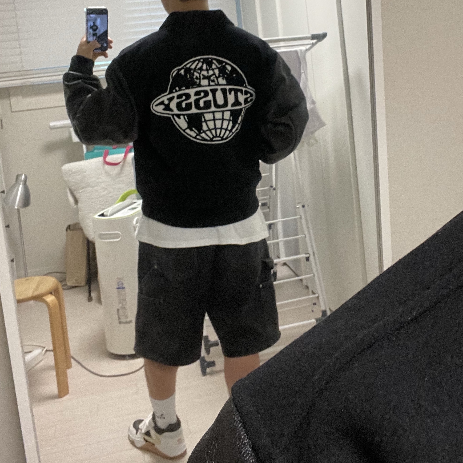 Stussy Globe Varsity Jacket Black 착용 스타일 - 2